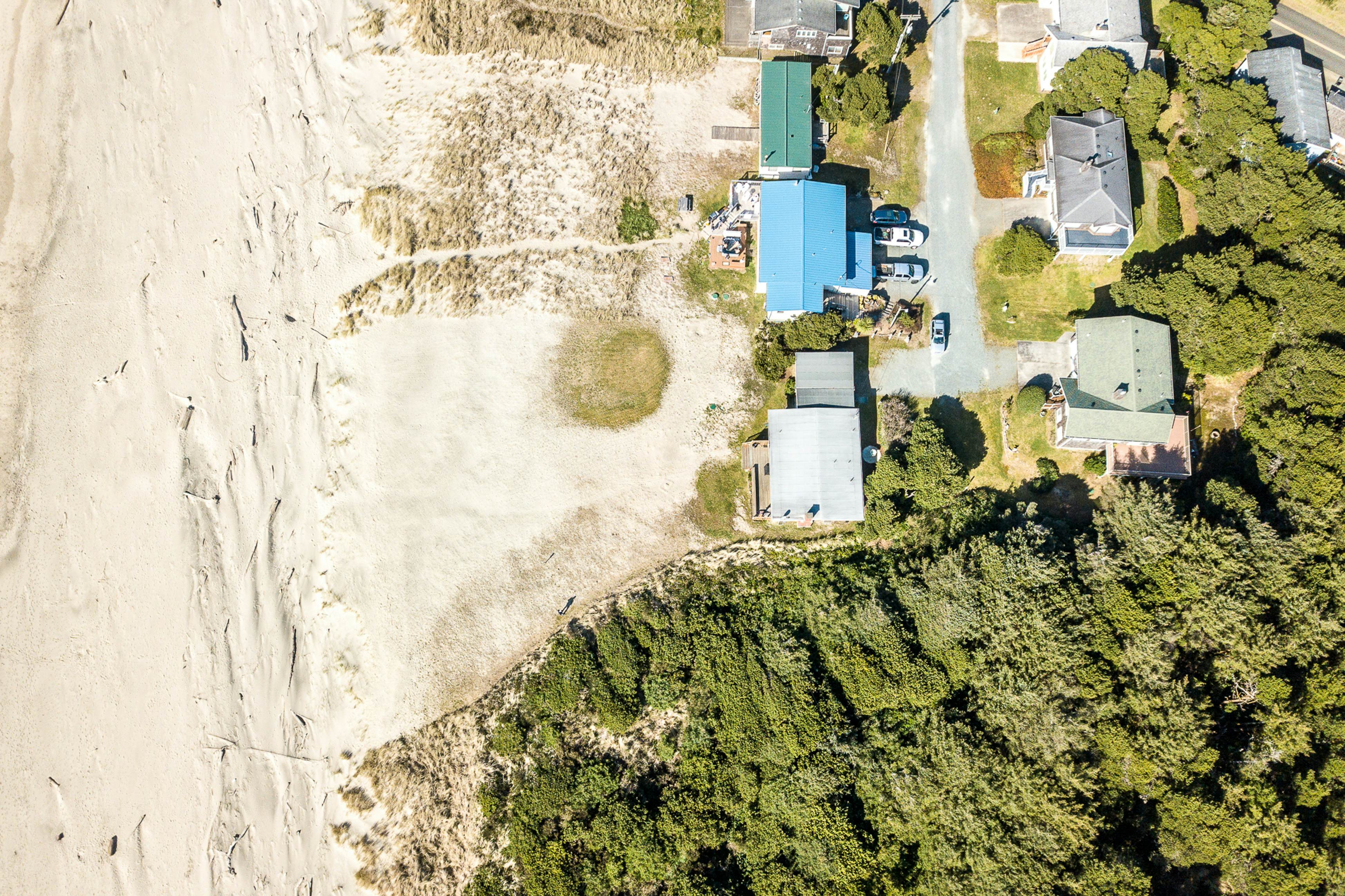 Oceanfront, dog-friendly home with washer/dryer & fireplace