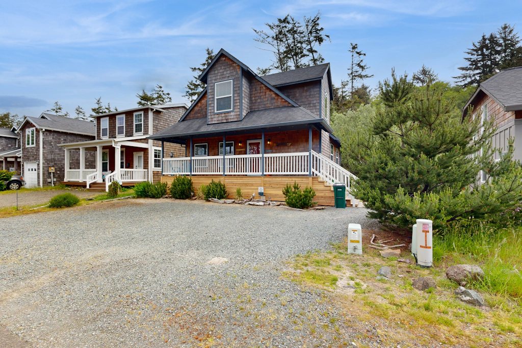Charming home near coast with firepit deck front porch