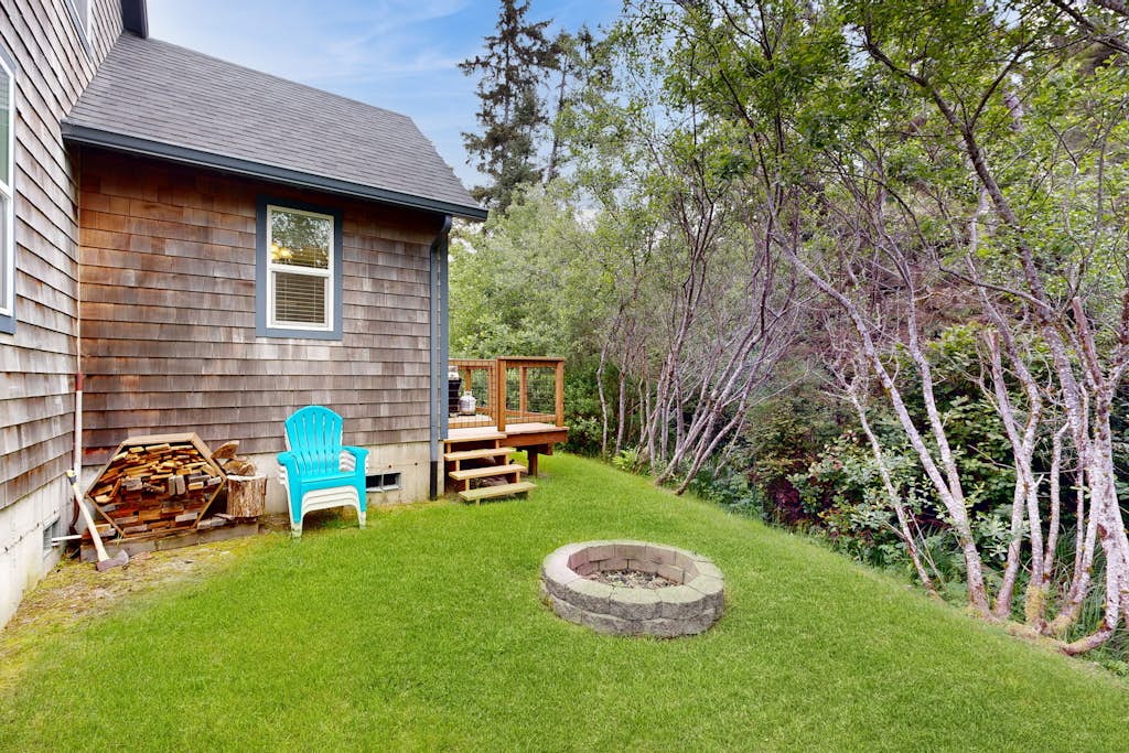 Charming home near coast with firepit deck front porch