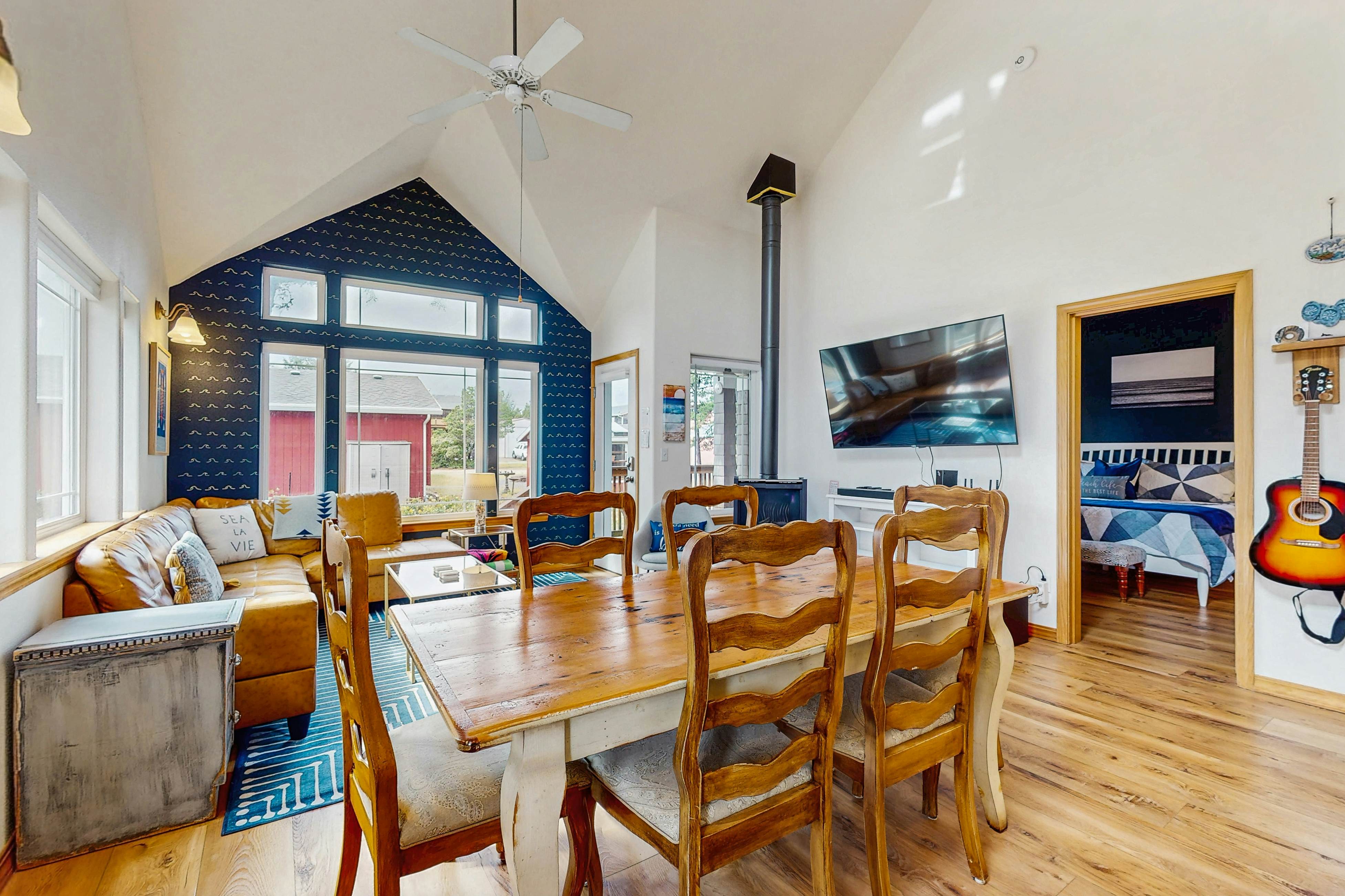 Coastal cottage with private hot tub short walk to beach