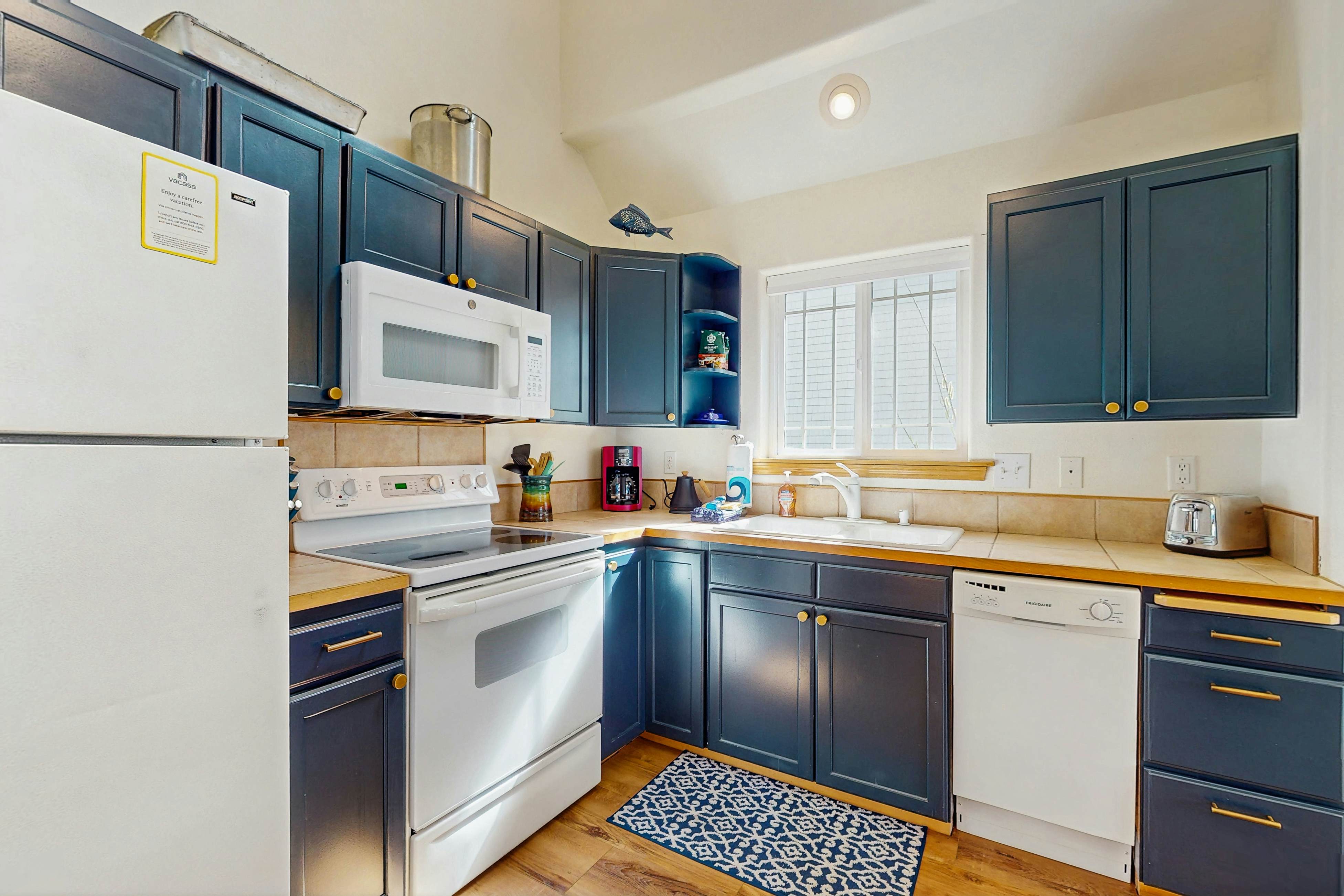 Coastal cottage with private hot tub short walk to beach