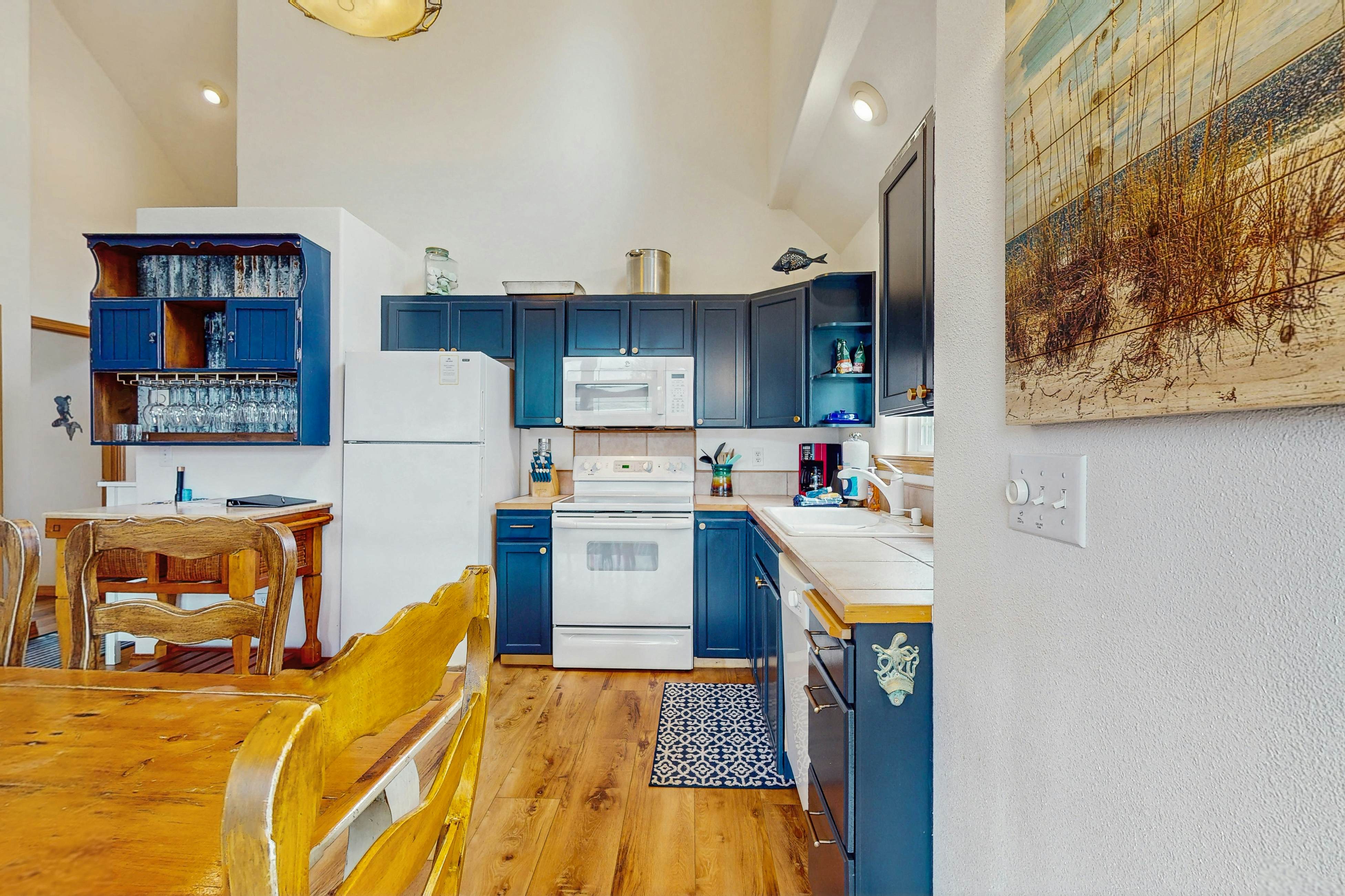 Coastal cottage with private hot tub short walk to beach