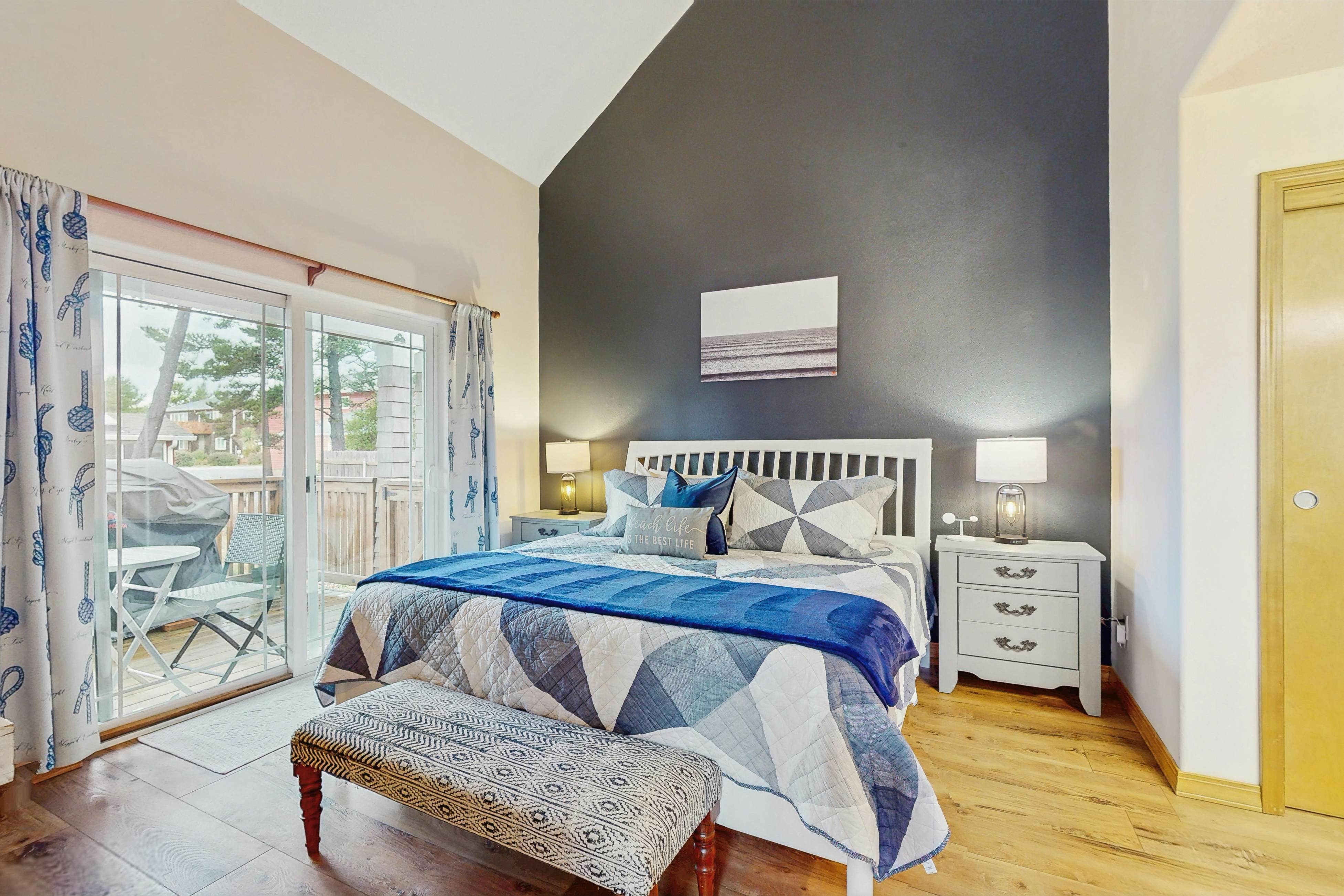 Coastal cottage with private hot tub short walk to beach