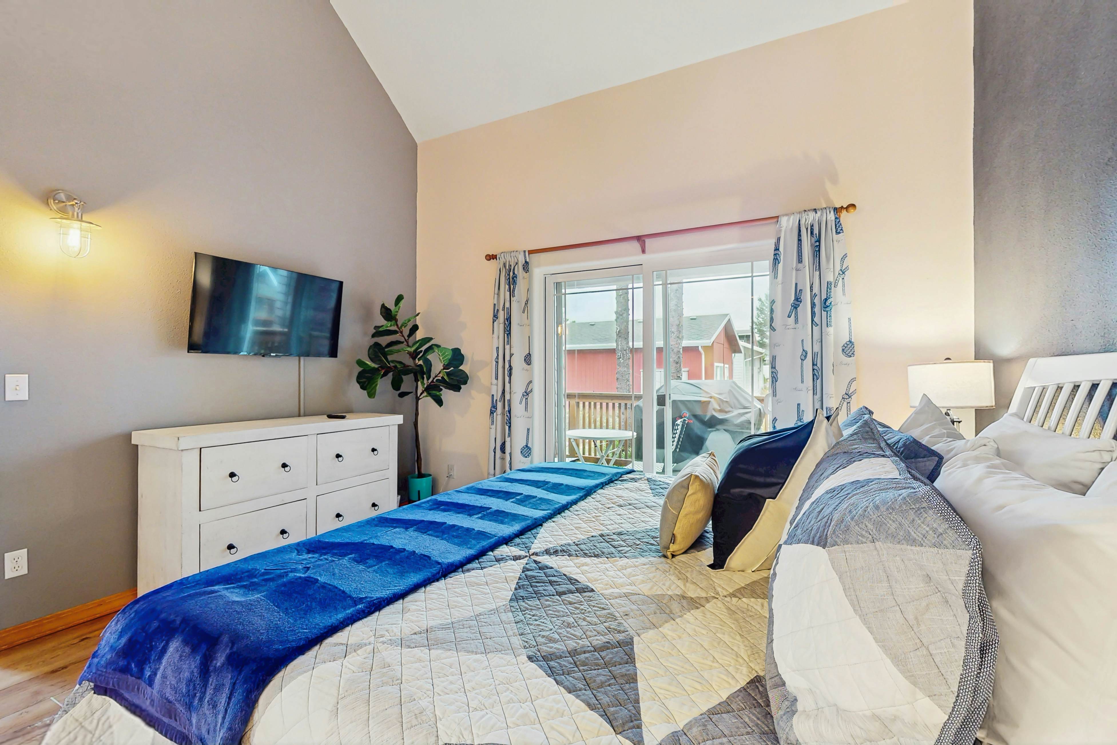 Coastal cottage with private hot tub short walk to beach