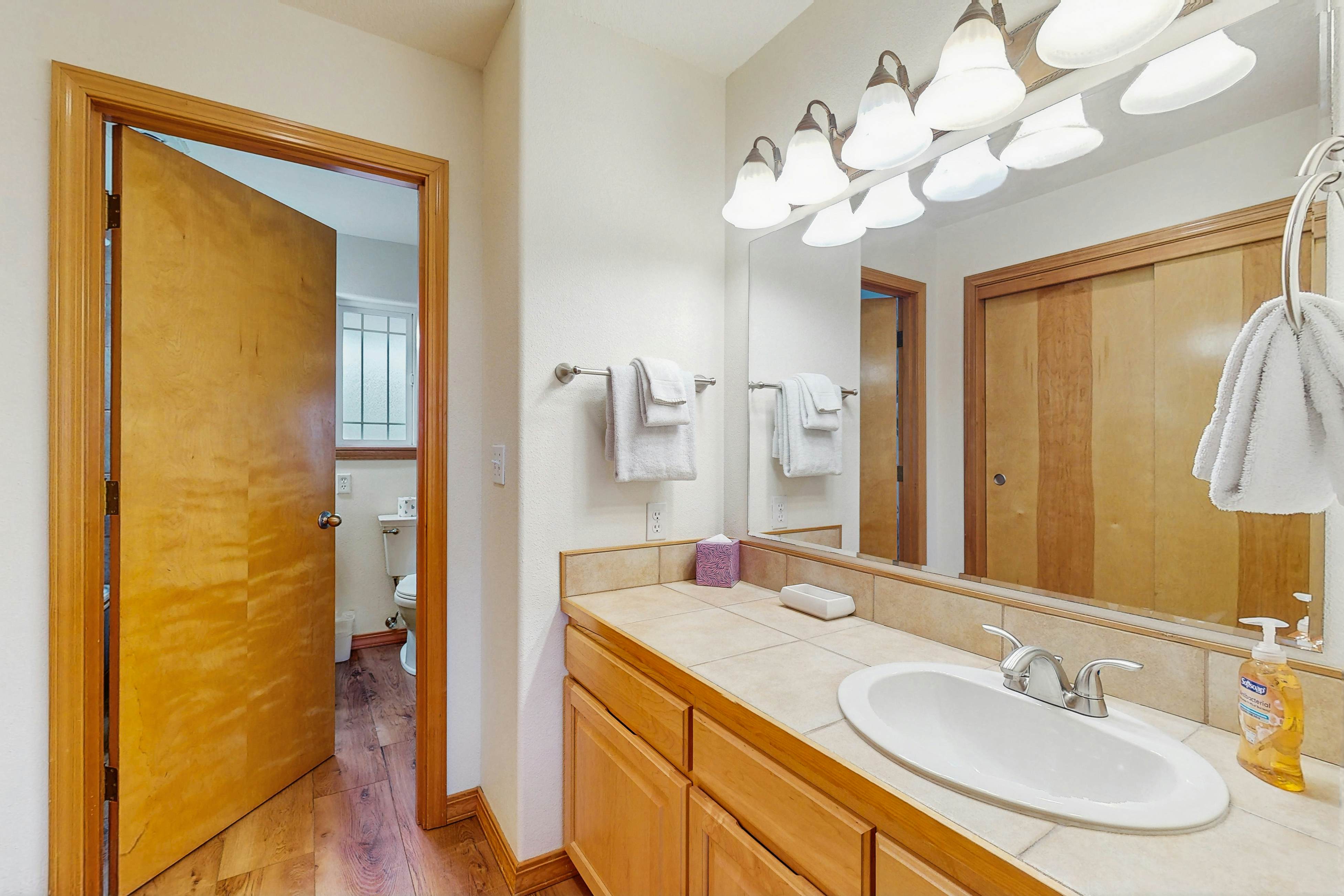 Coastal cottage with private hot tub short walk to beach