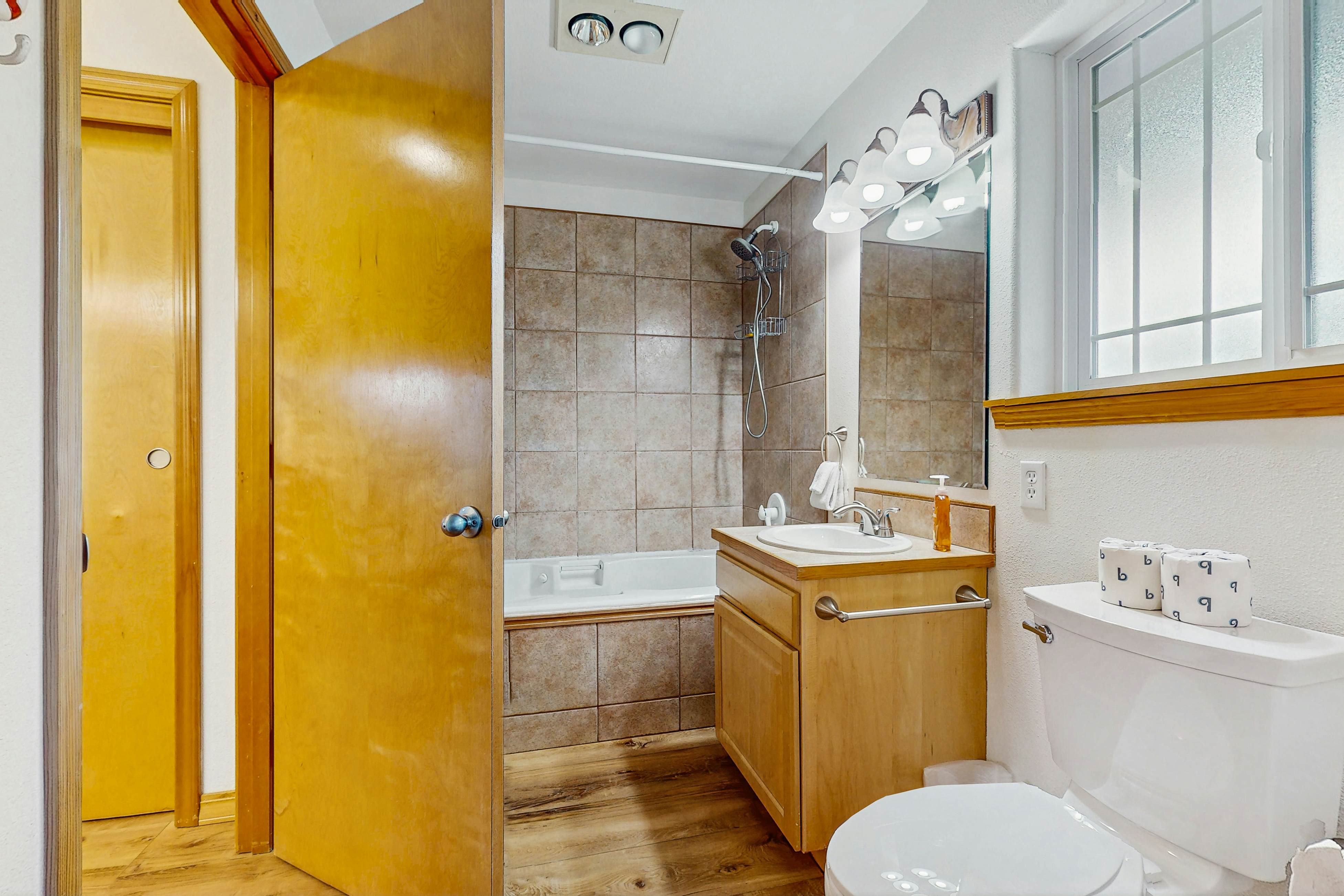 Coastal cottage with private hot tub short walk to beach