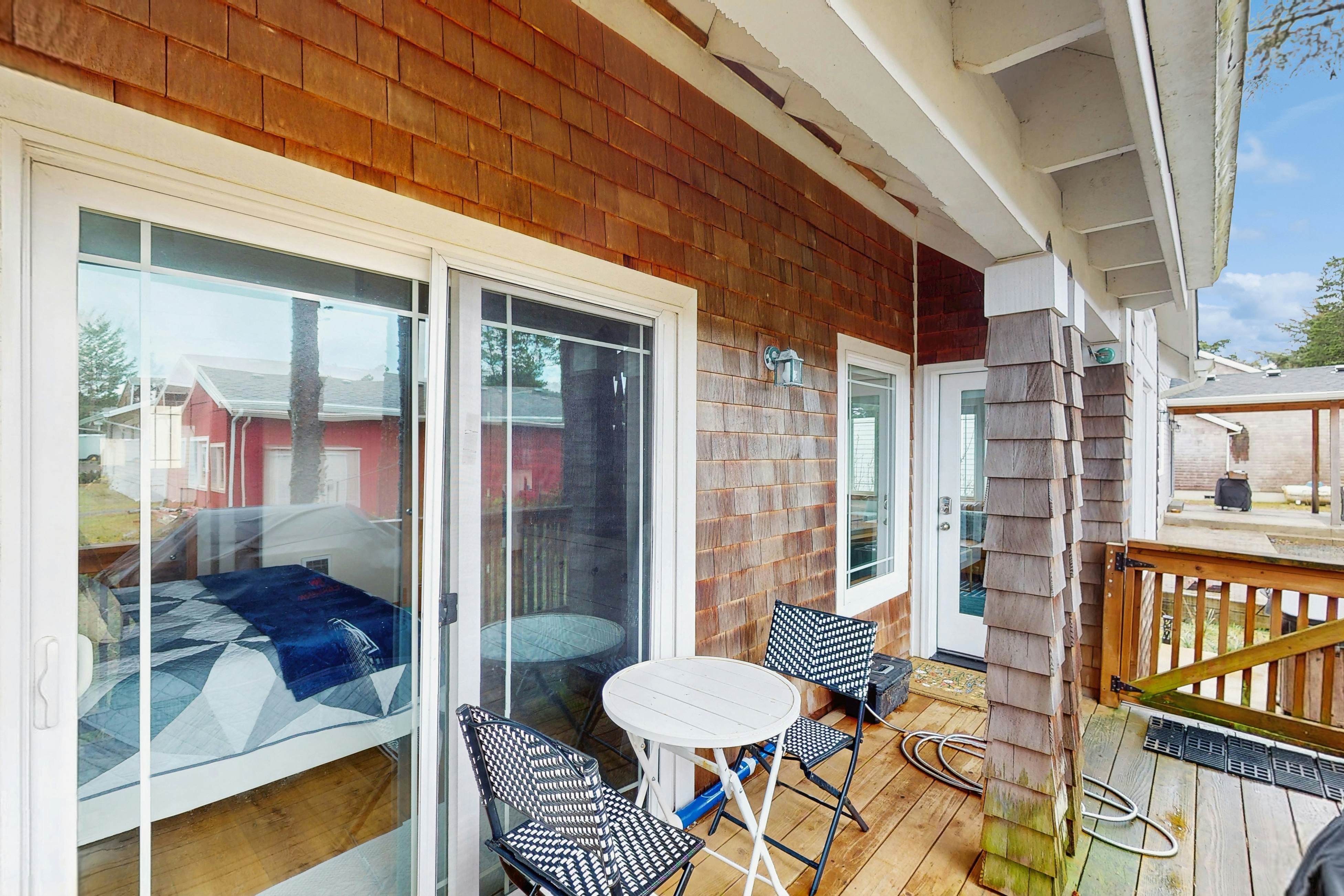 Coastal cottage with private hot tub short walk to beach