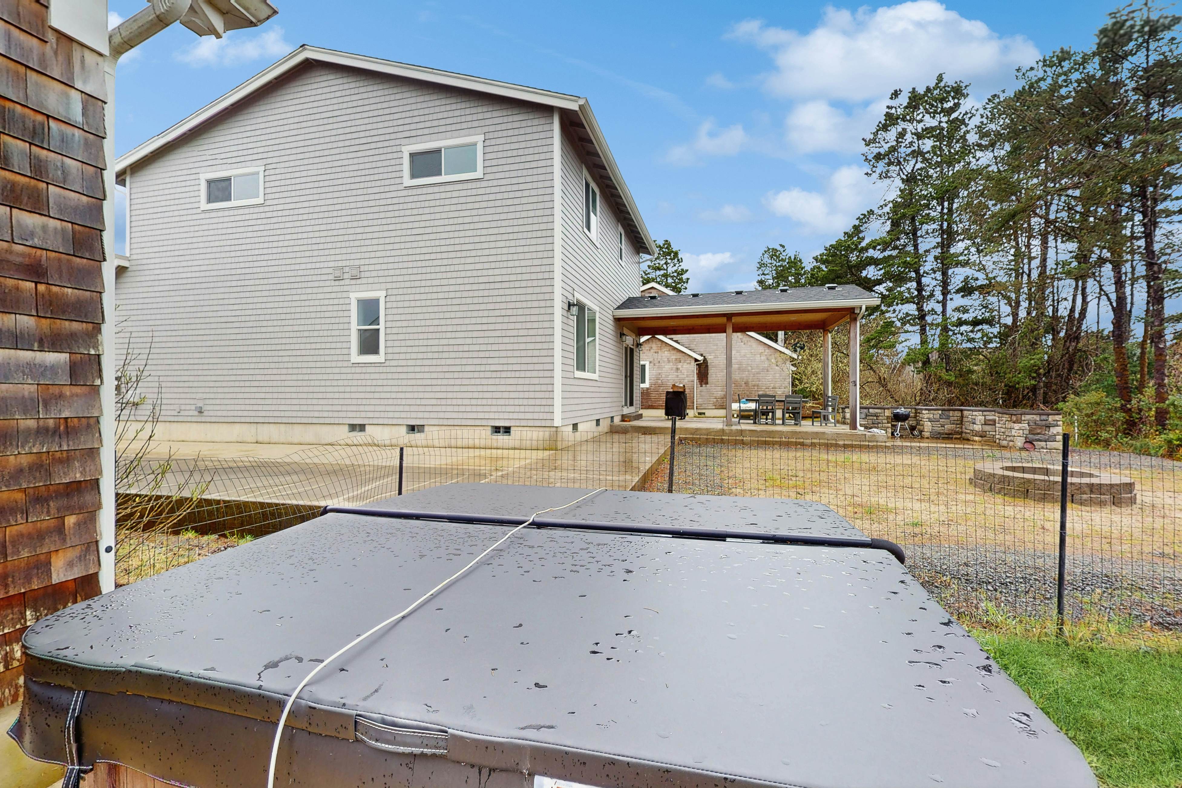 Coastal cottage with private hot tub short walk to beach