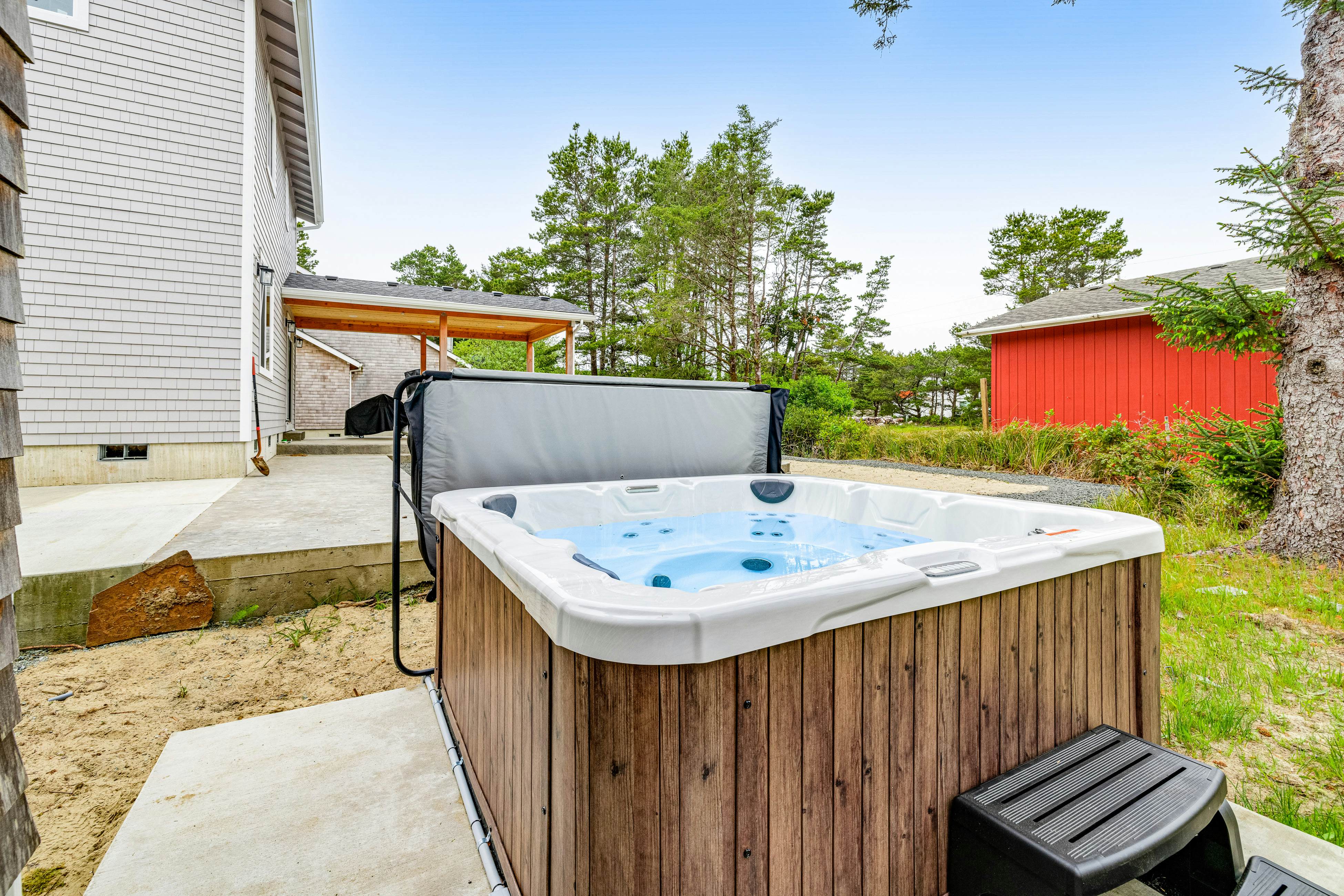 Coastal cottage with private hot tub short walk to beach