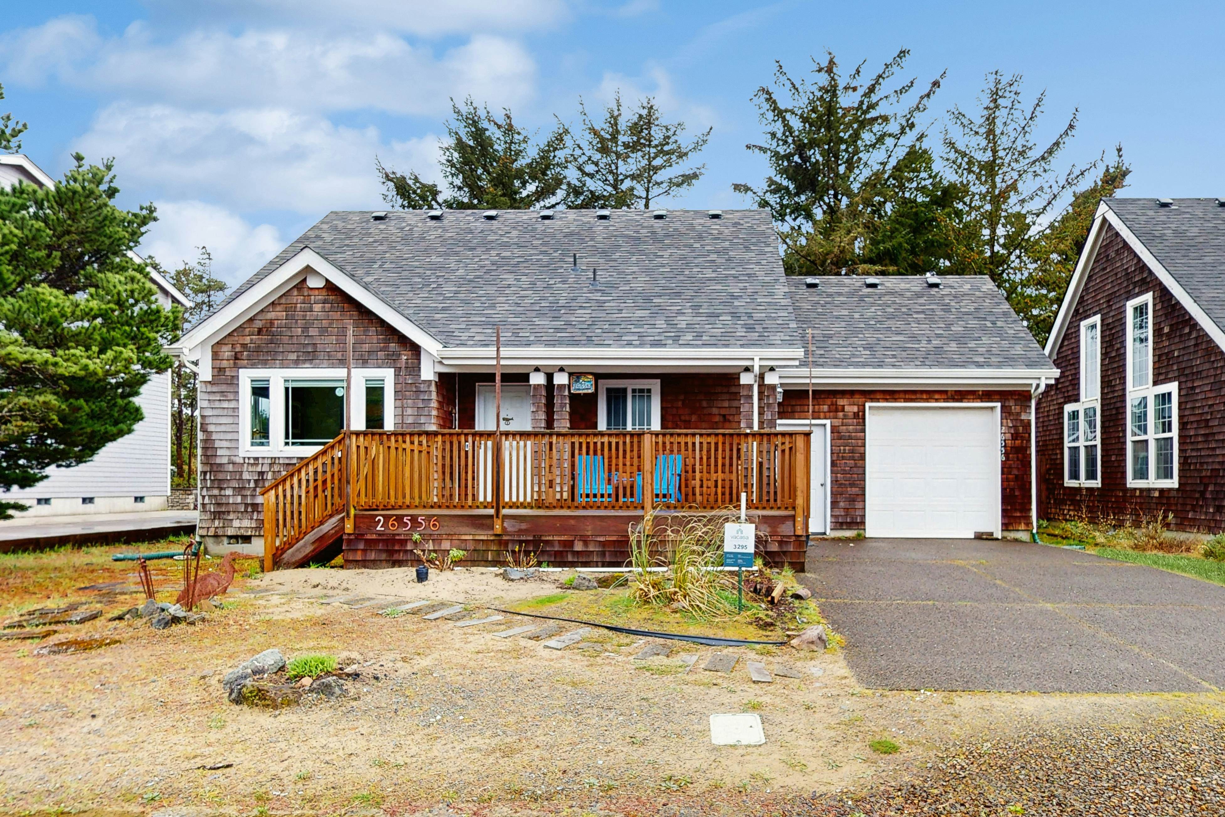 Coastal cottage with private hot tub short walk to beach