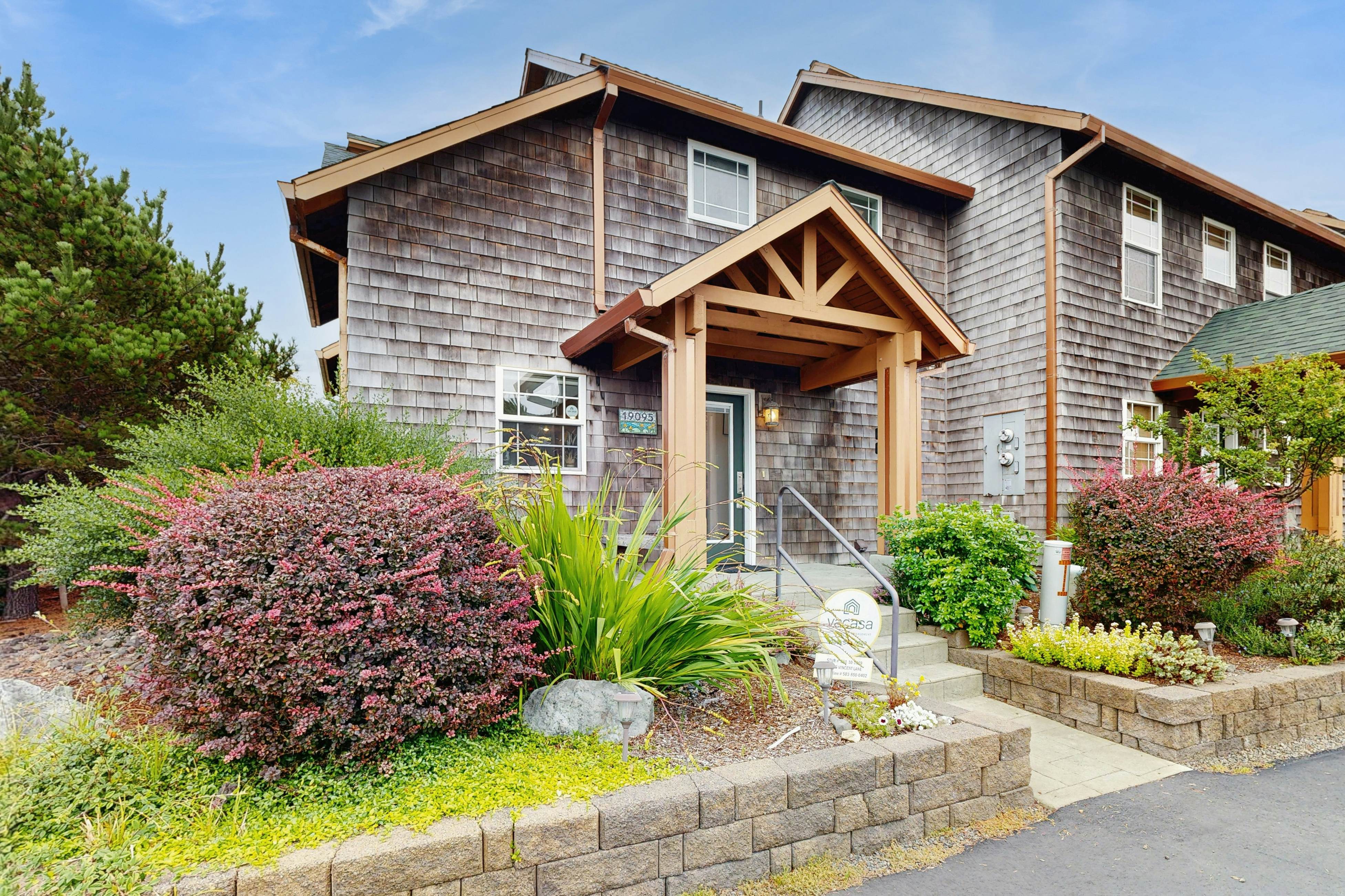 Beautiful lake-view home with hot tub, kayaks, & bike- two blocks to beach