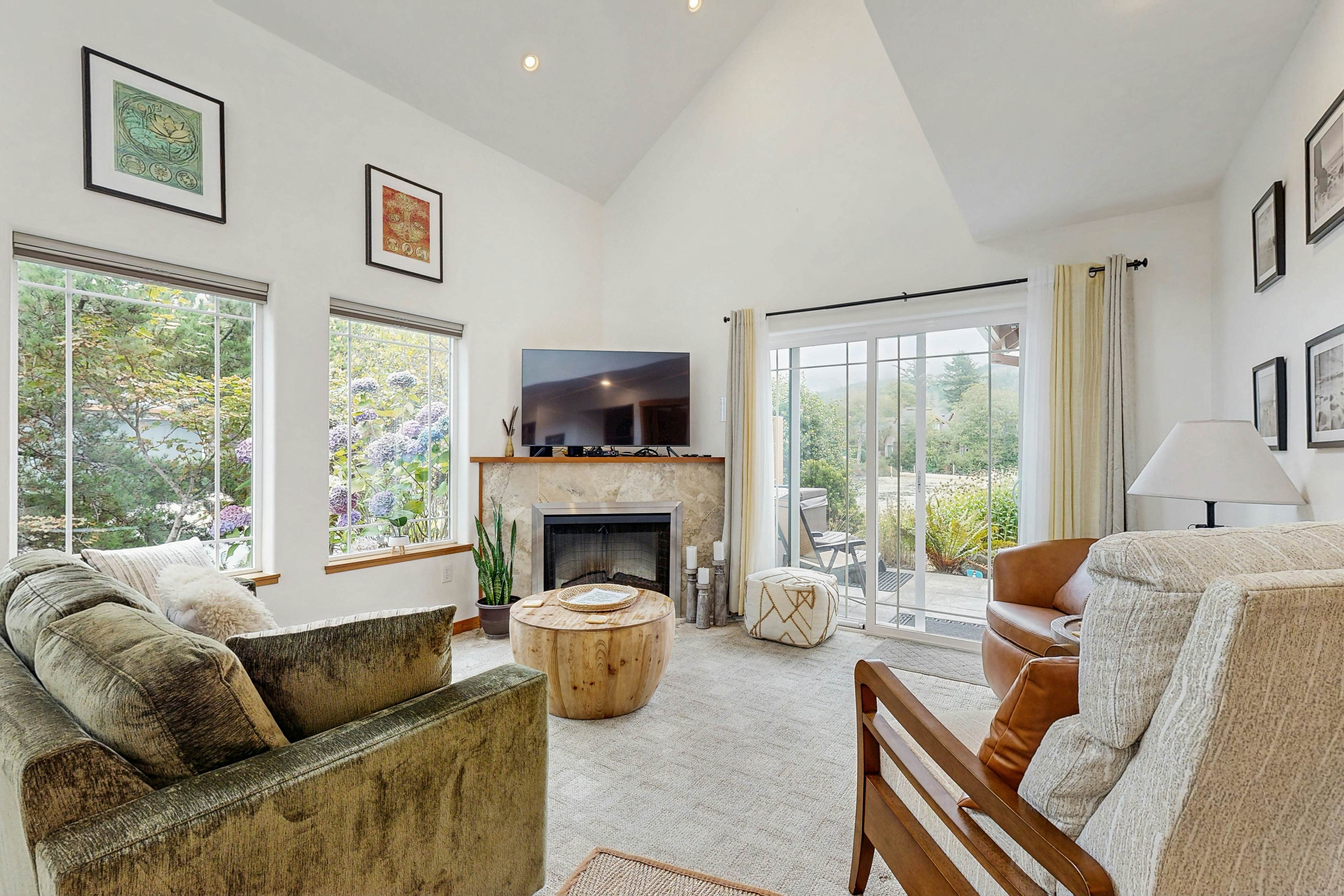 Beautiful lake-view home with hot tub, kayaks, & bike- two blocks to beach