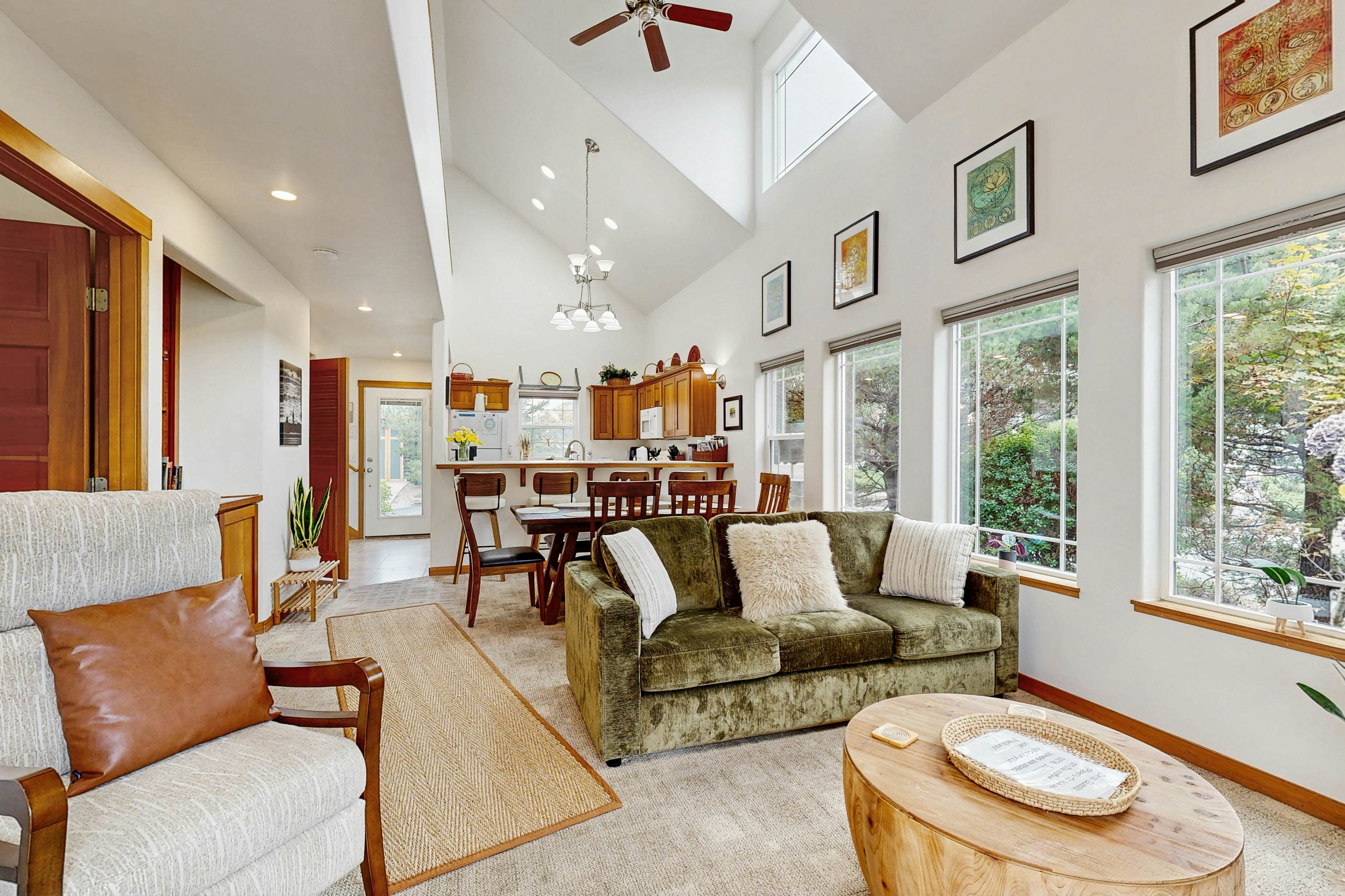 Beautiful lake-view home with hot tub, kayaks, & bike- two blocks to beach