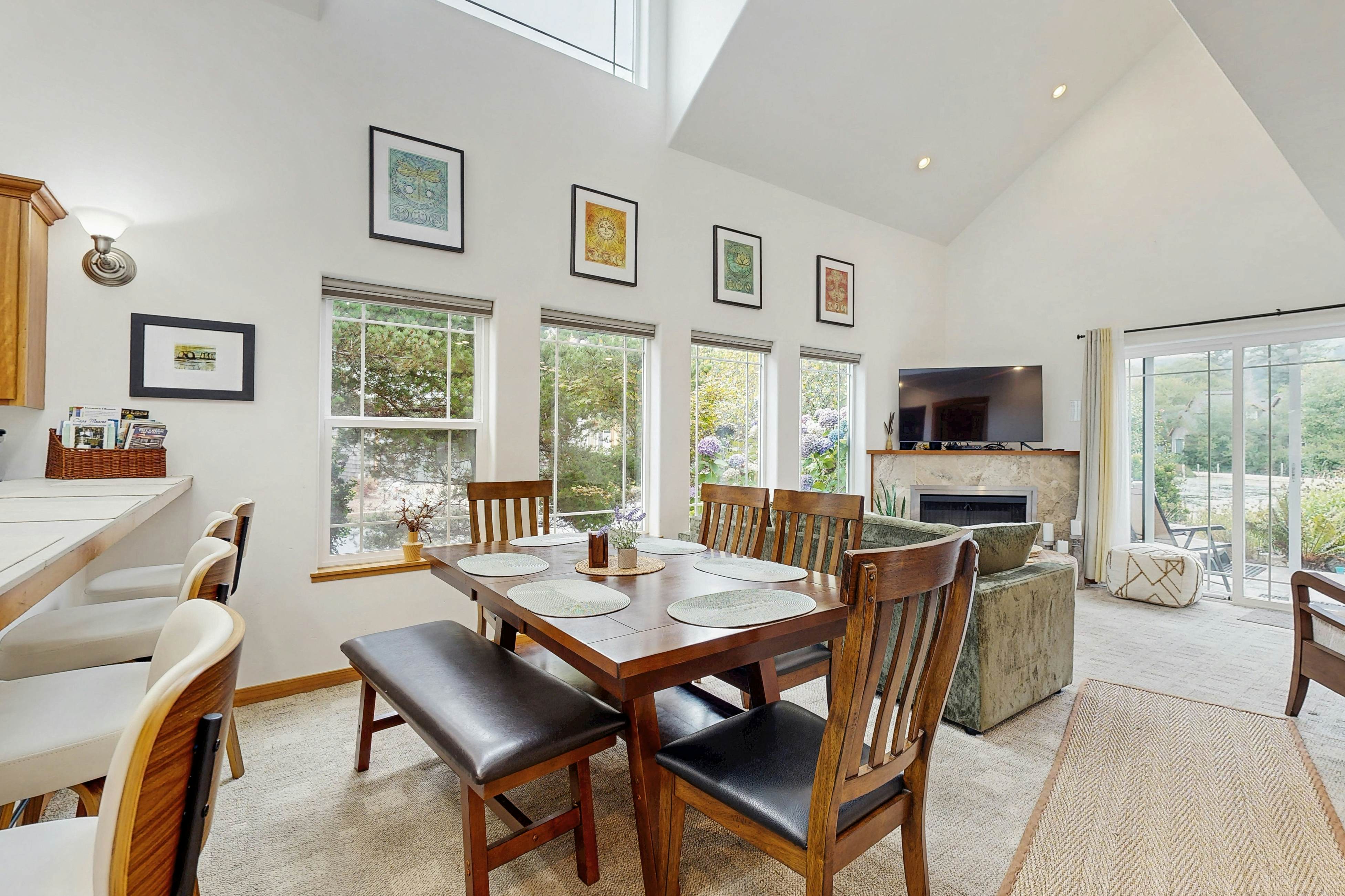 Beautiful lake-view home with hot tub, kayaks, & bike- two blocks to beach