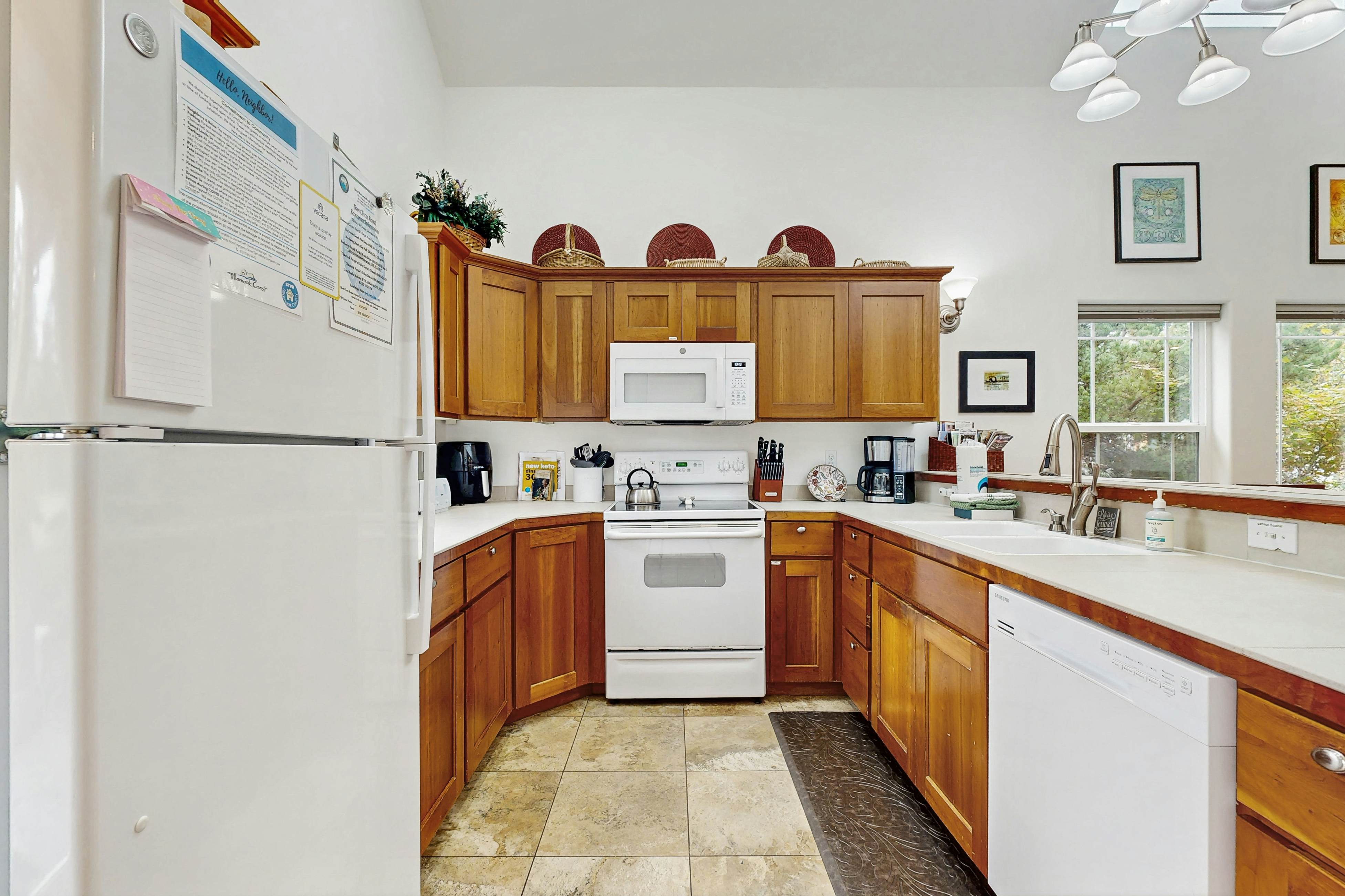 Beautiful lake-view home with hot tub, kayaks, & bike- two blocks to beach