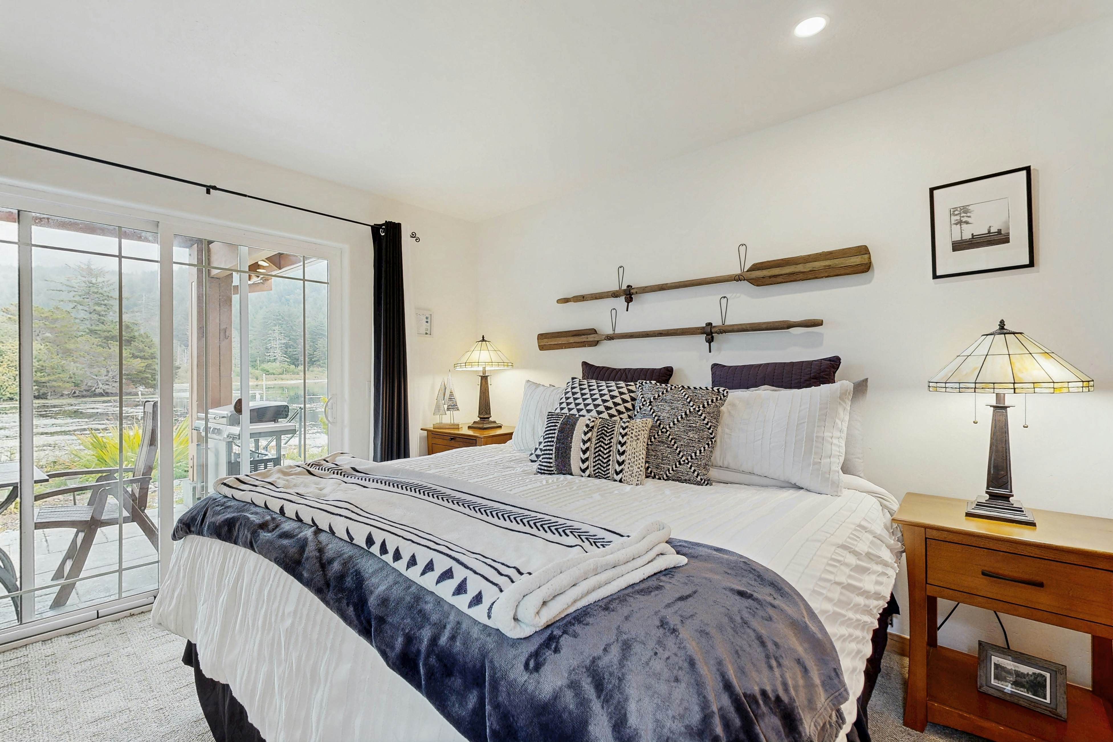 Beautiful lake-view home with hot tub, kayaks, & bike- two blocks to beach