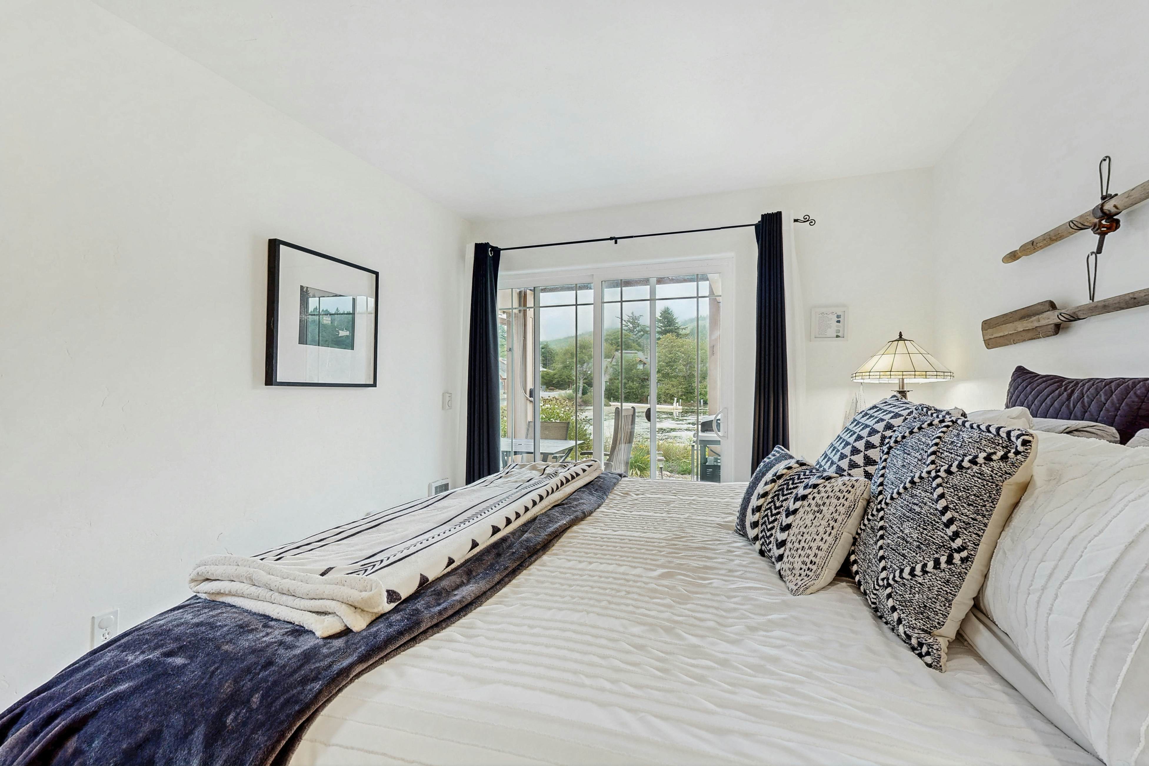 Beautiful lake-view home with hot tub, kayaks, & bike- two blocks to beach