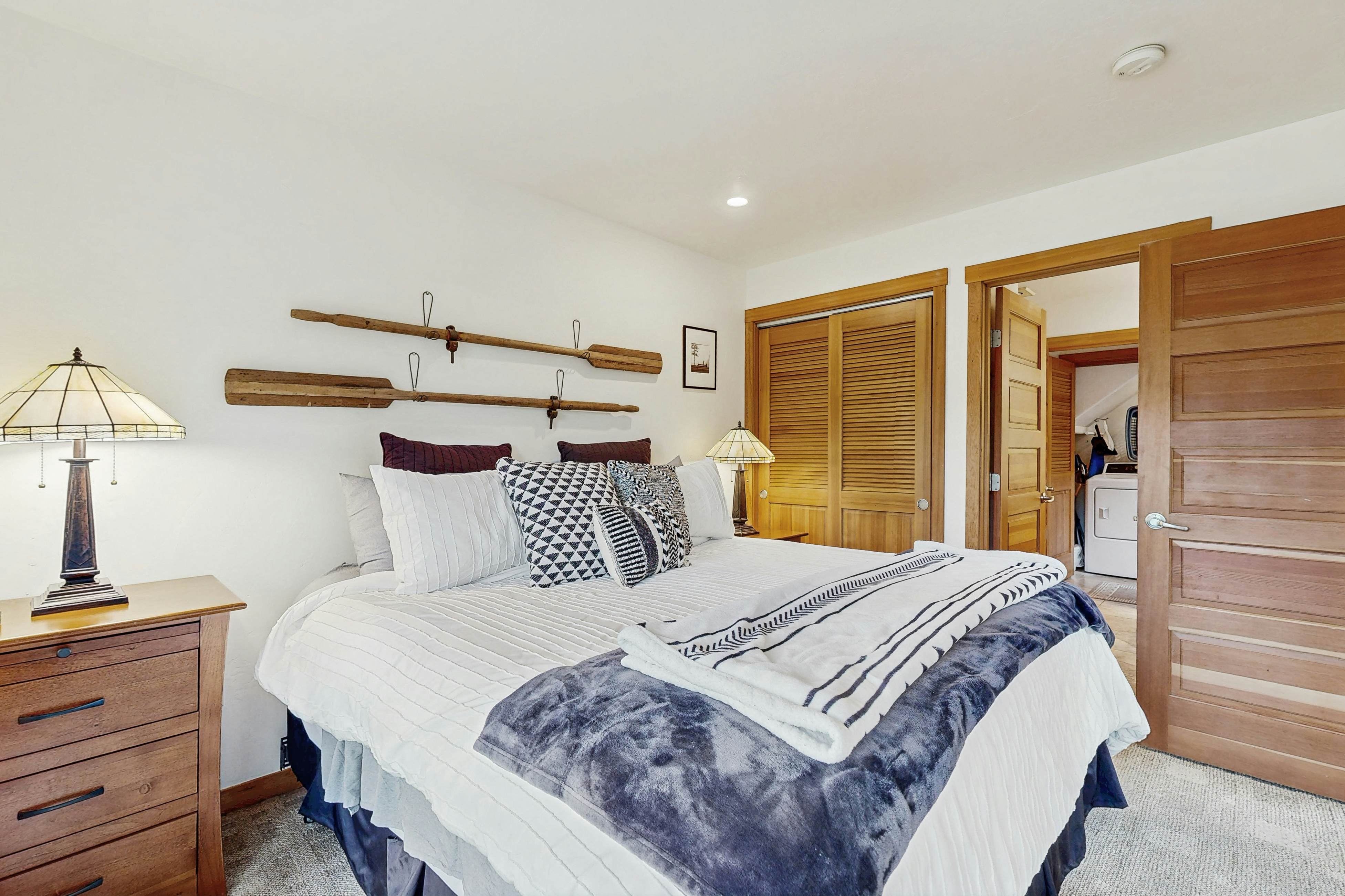 Beautiful lake-view home with hot tub, kayaks, & bike- two blocks to beach