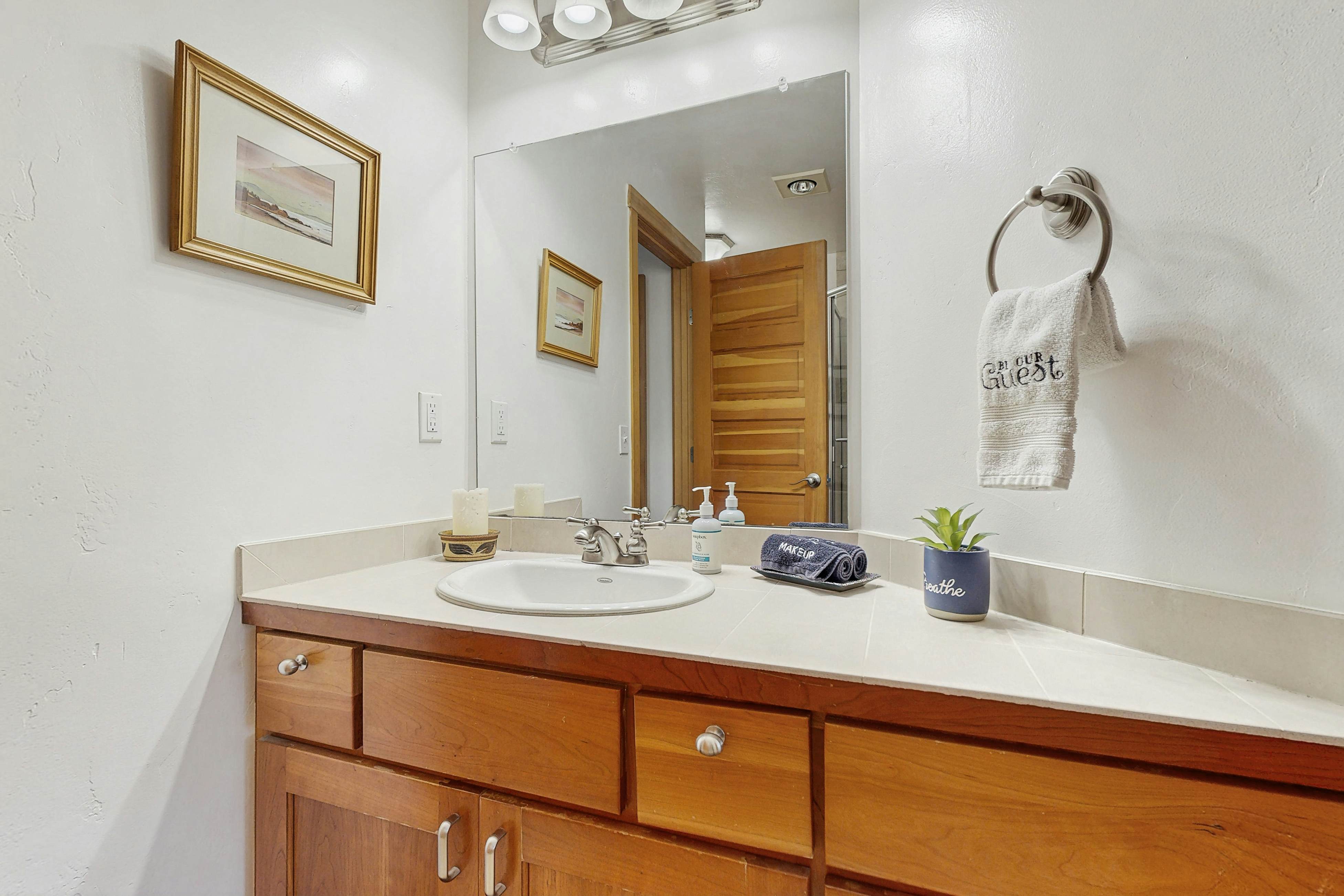 Beautiful lake-view home with hot tub, kayaks, & bike- two blocks to beach