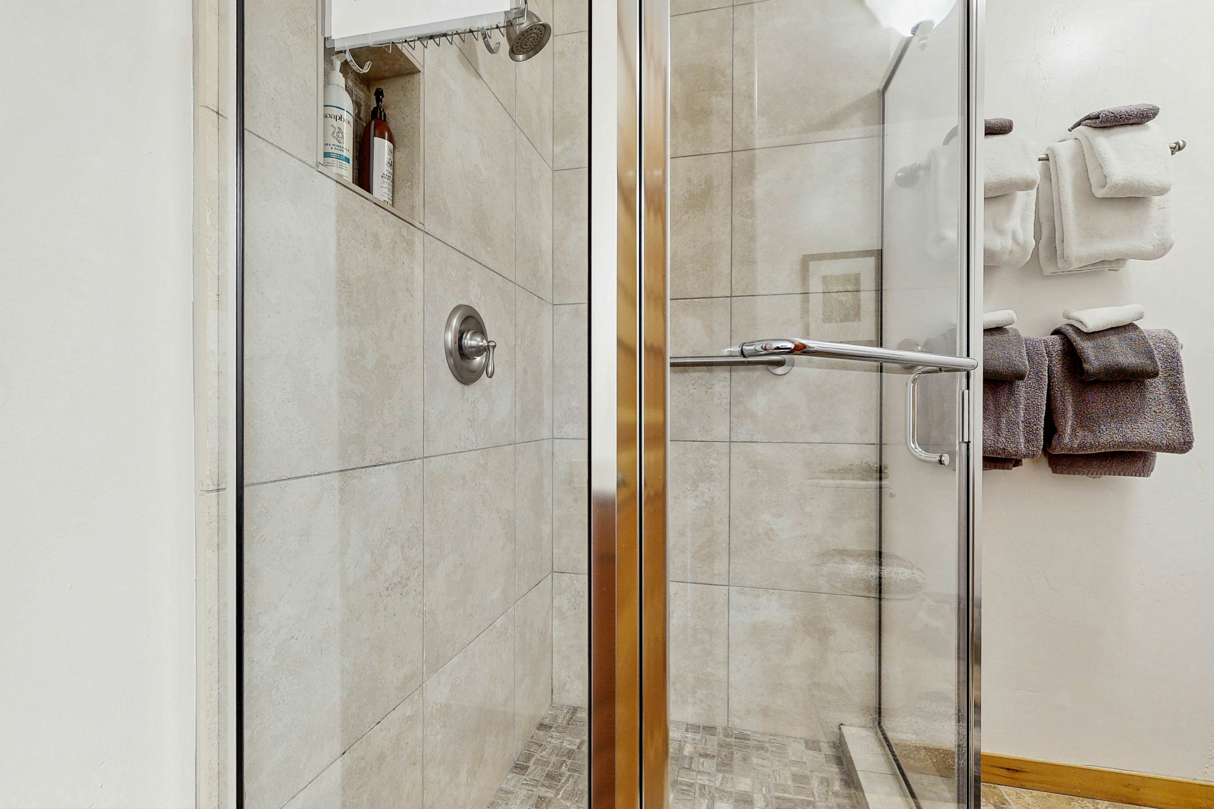 Beautiful lake-view home with hot tub, kayaks, & bike- two blocks to beach