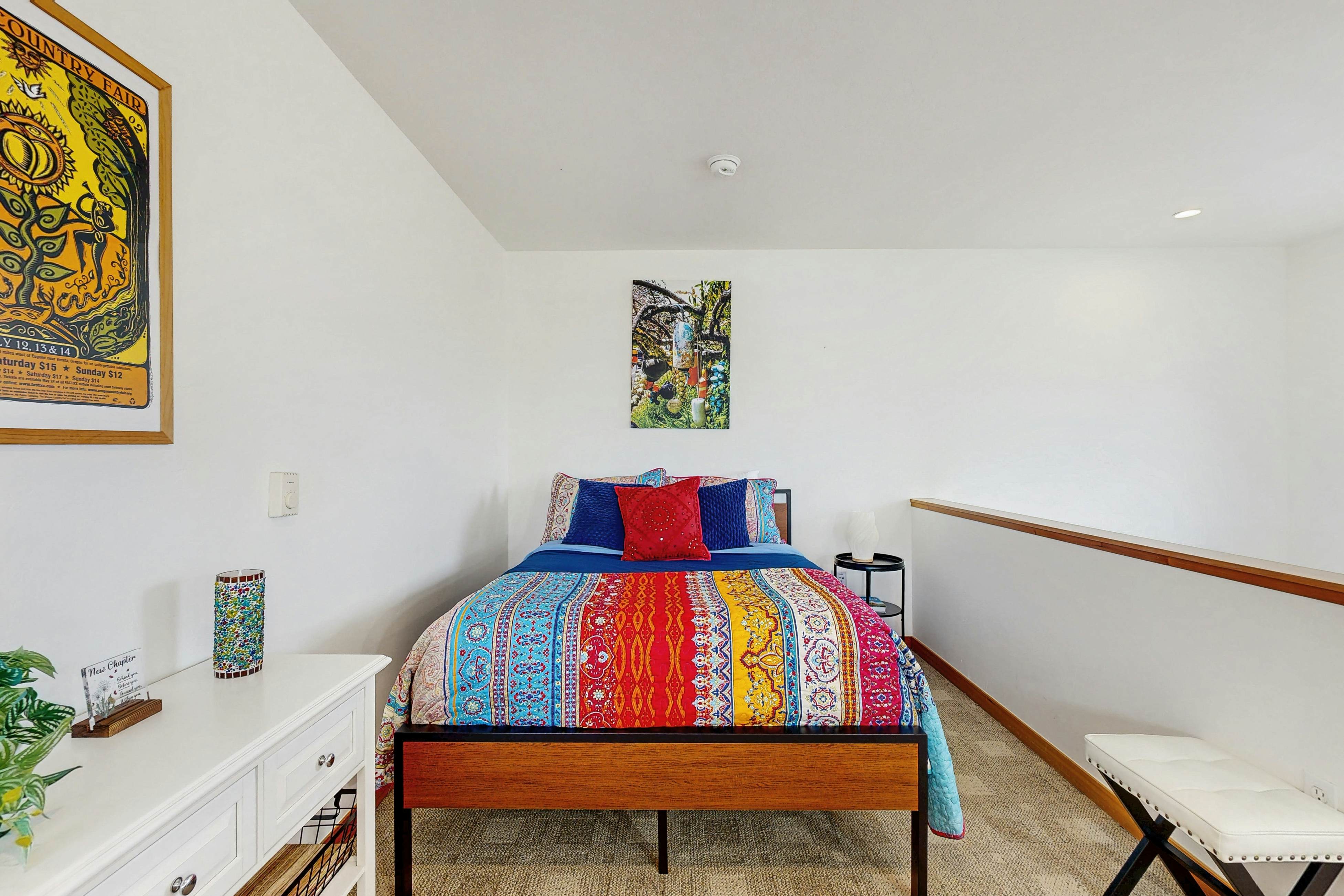 Beautiful lake-view home with hot tub, kayaks, & bike- two blocks to beach