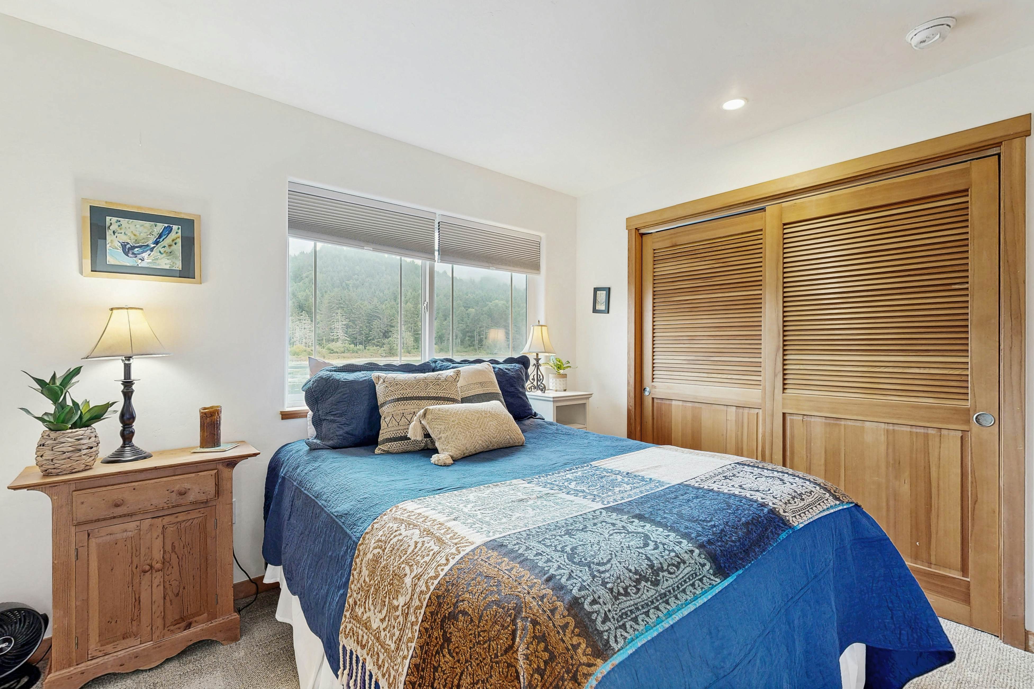 Beautiful lake-view home with hot tub, kayaks, & bike- two blocks to beach