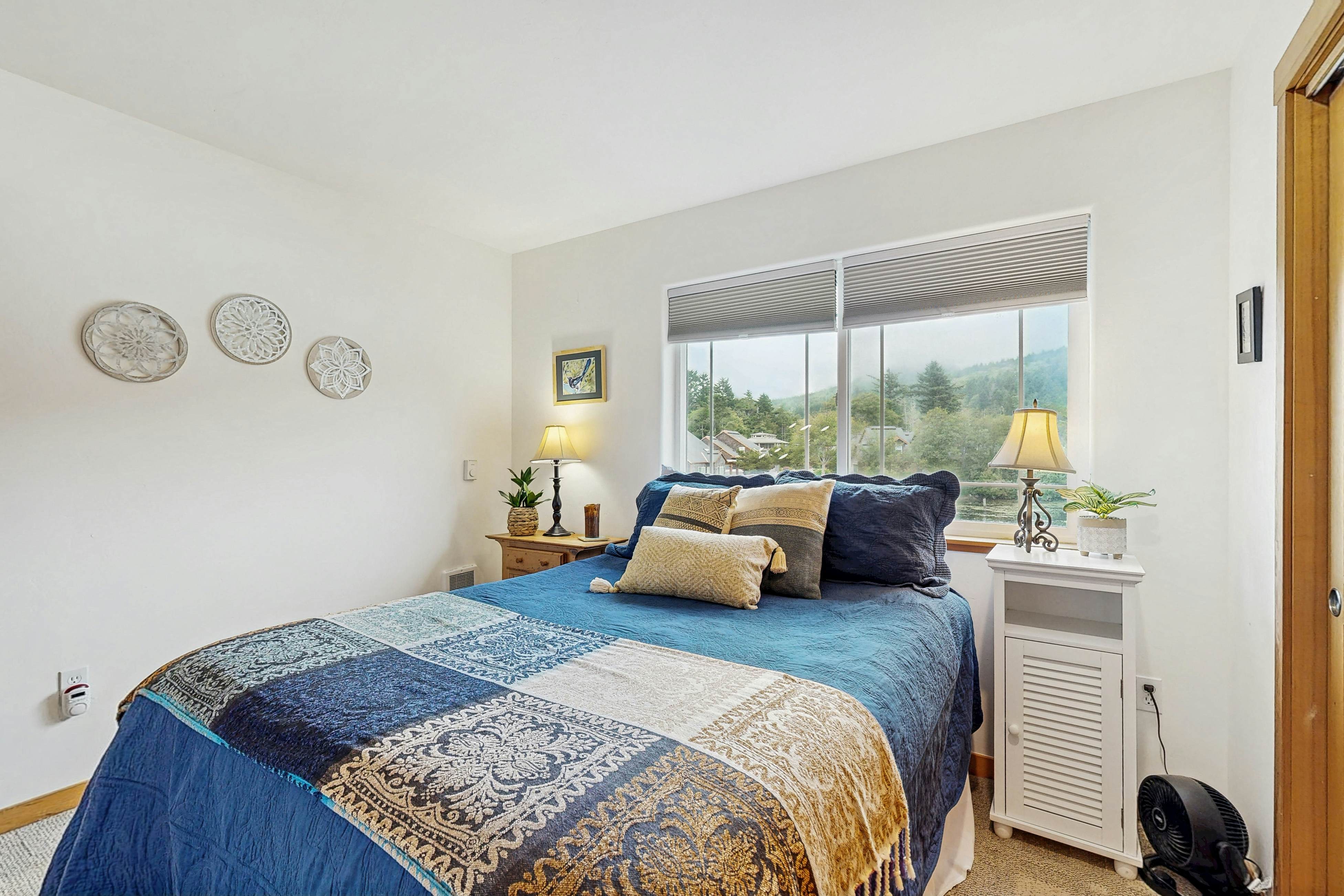 Beautiful lake-view home with hot tub, kayaks, & bike- two blocks to beach