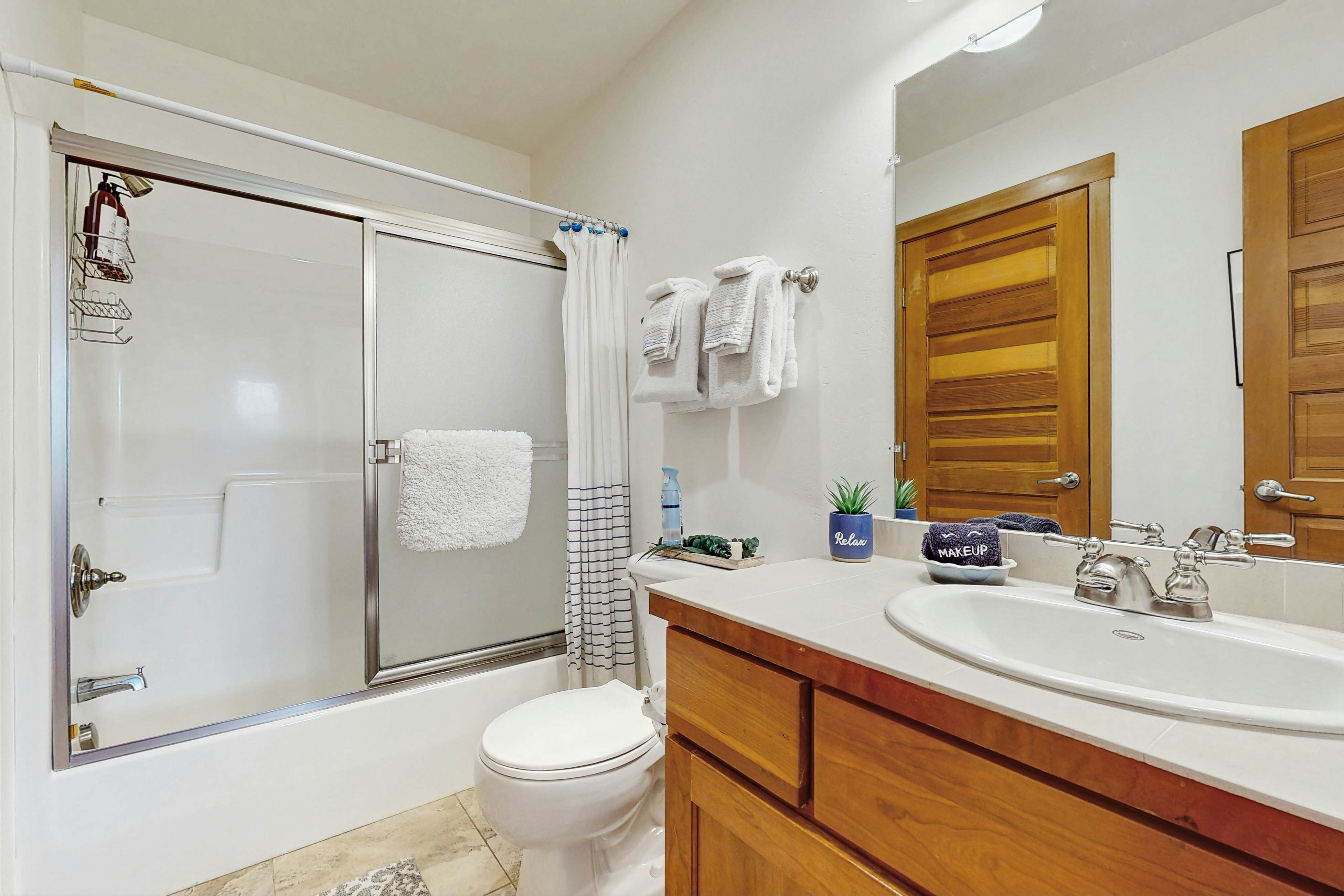 Beautiful lake-view home with hot tub, kayaks, & bike- two blocks to beach