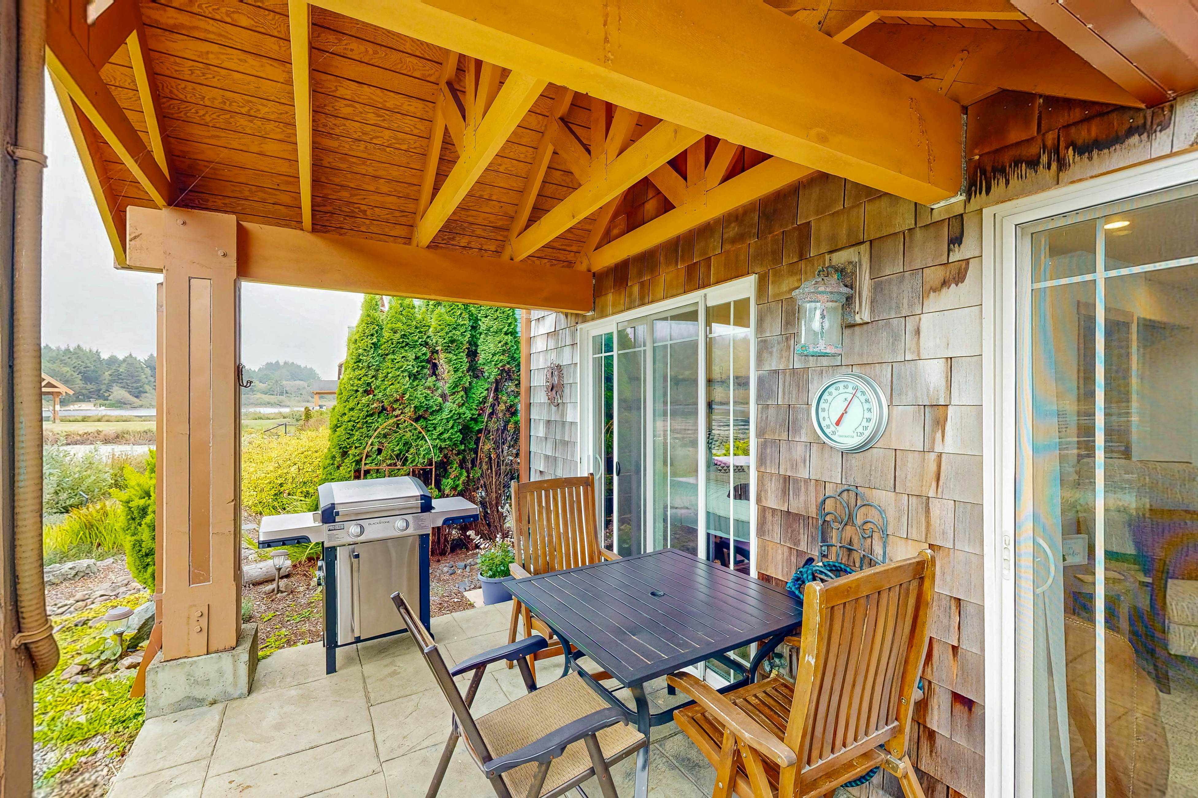 Beautiful lake-view home with hot tub, kayaks, & bike- two blocks to beach