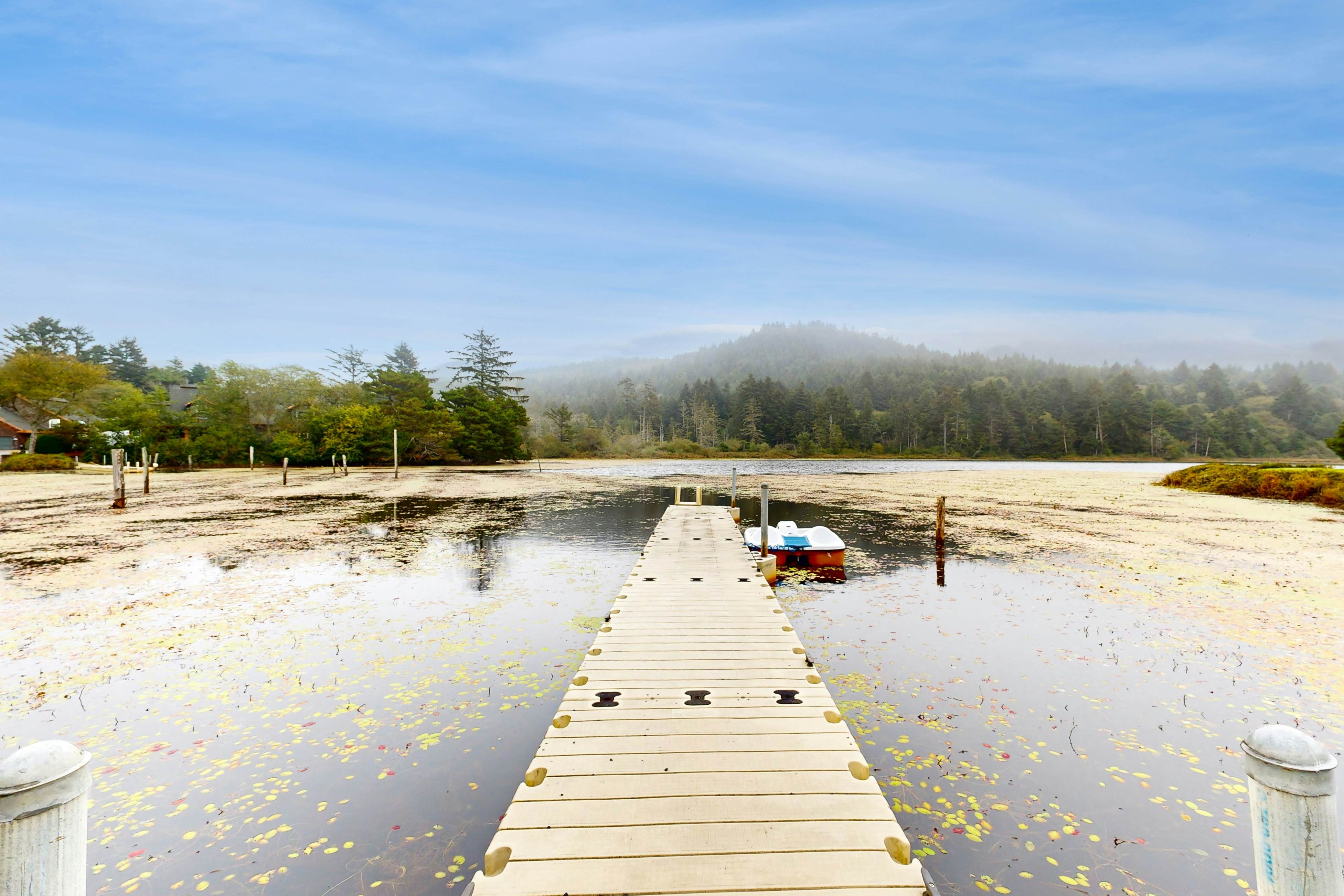 Beautiful lake-view home with hot tub, kayaks, & bike- two blocks to beach