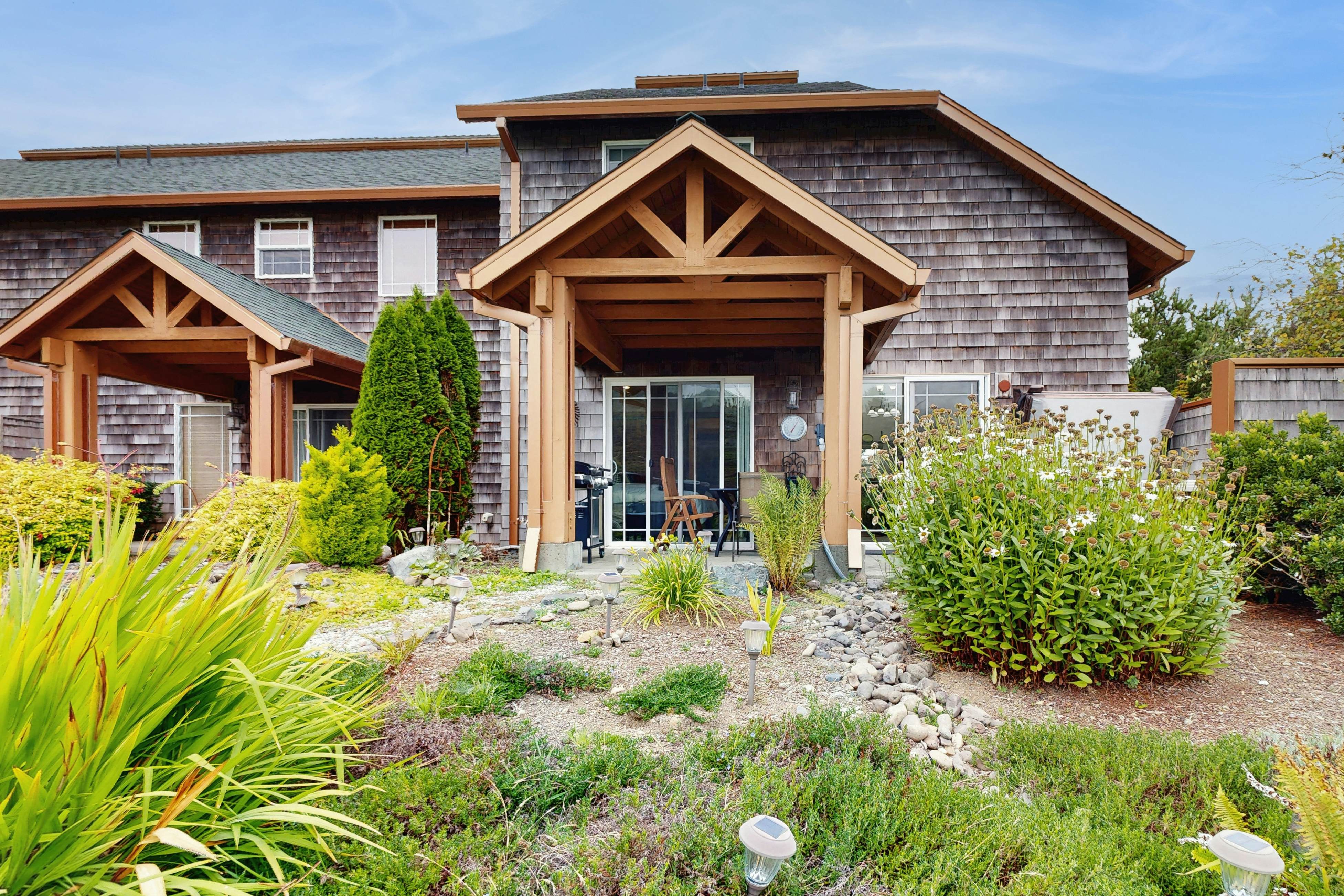 Beautiful lake-view home with hot tub, kayaks, & bike- two blocks to beach