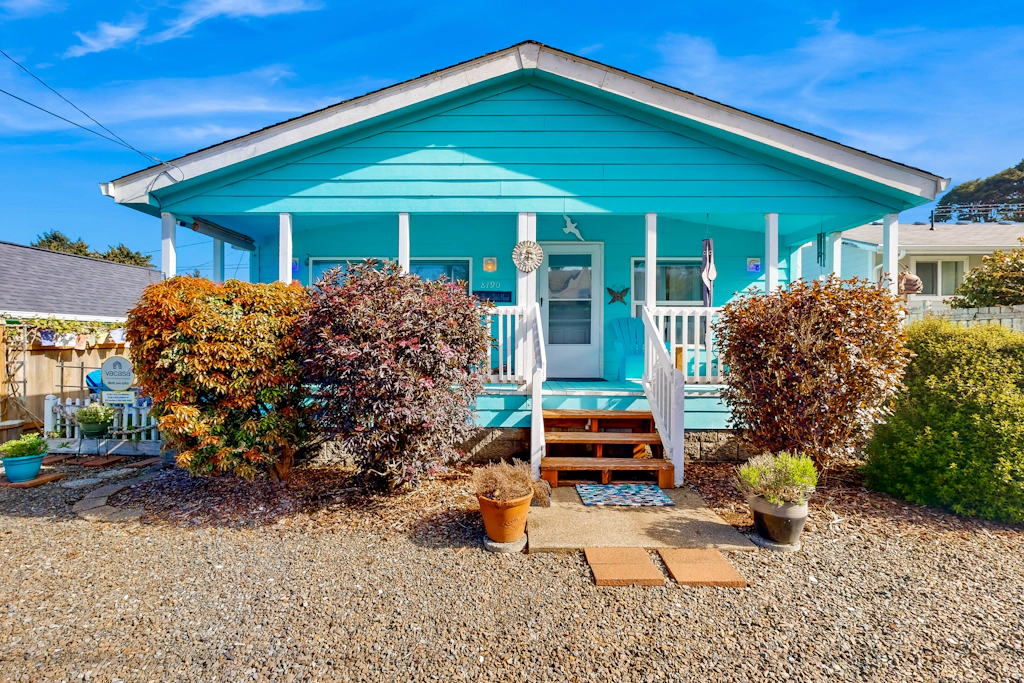Charming home two blocks from the beach private hot tub and washer dryer