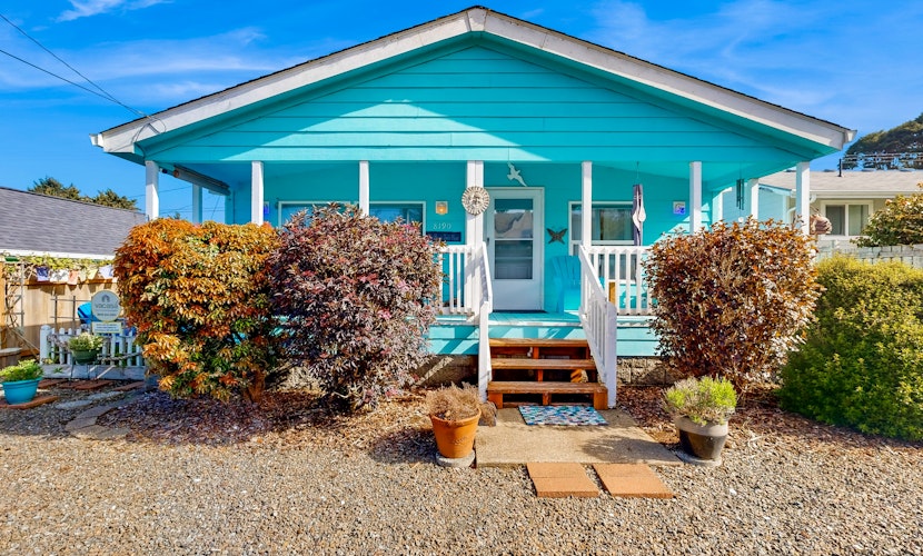 Charming home two blocks from the beach private hot tub and washer dryer
