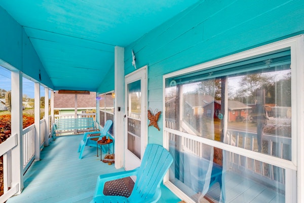 Charming home two blocks from the beach private hot tub and washer dryer