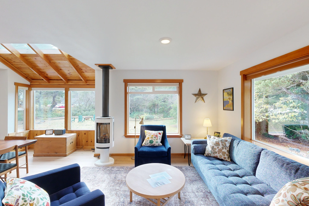 Dog friendly home close to the beach with patio BBQ and WiFi