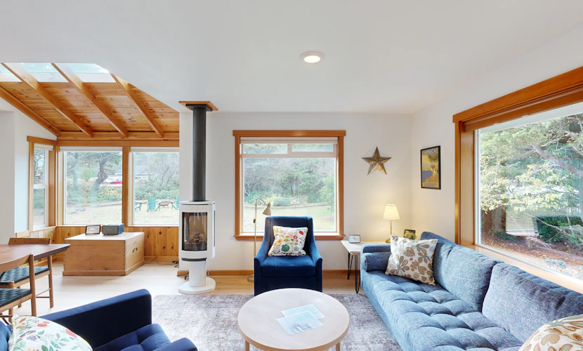 Dog friendly home close to the beach with patio BBQ and WiFi