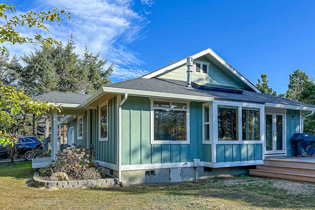Dog friendly home close to the beach with patio BBQ and WiFi