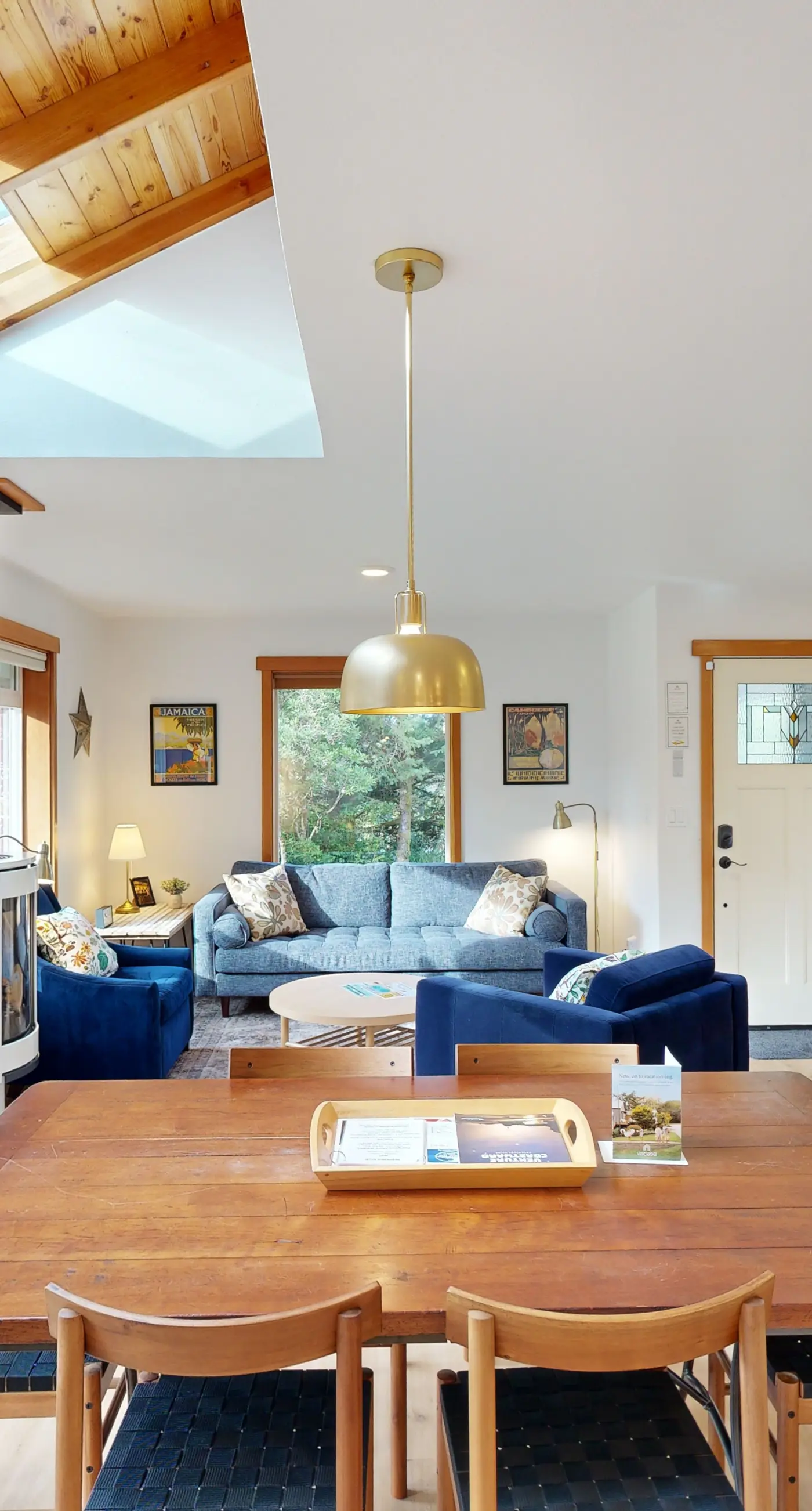 Dog friendly home close to the beach with patio BBQ and WiFi