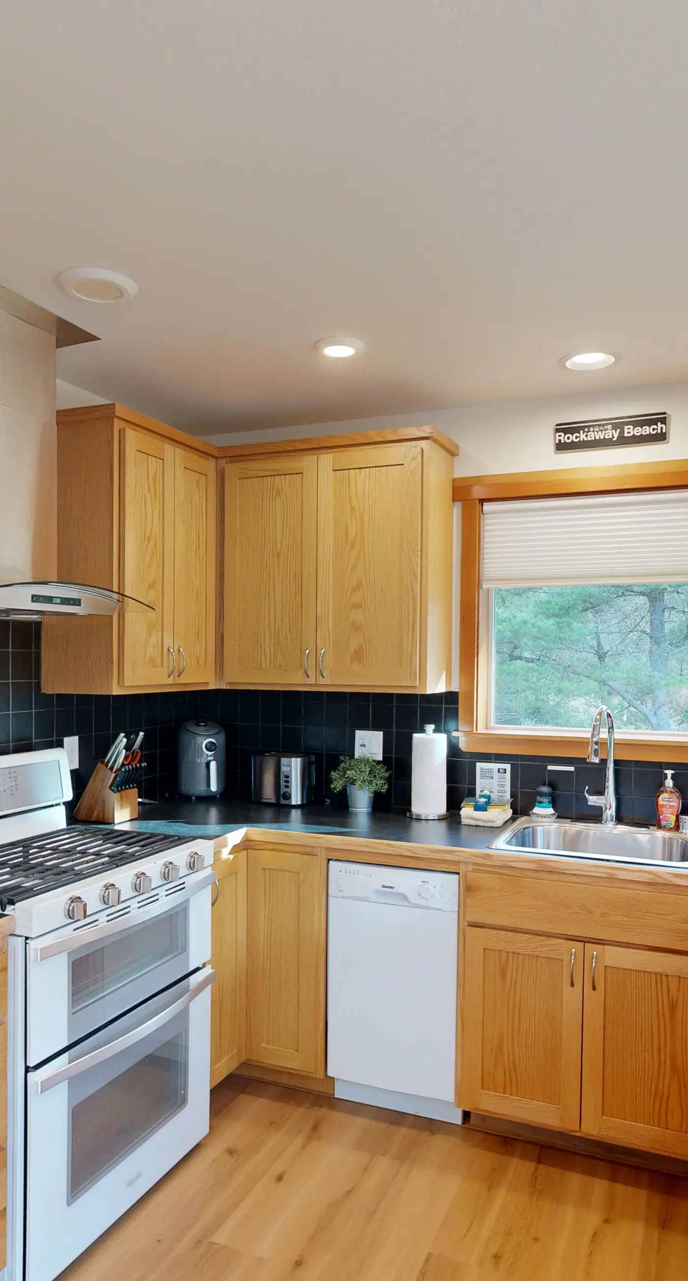 Dog friendly home close to the beach with patio BBQ and WiFi