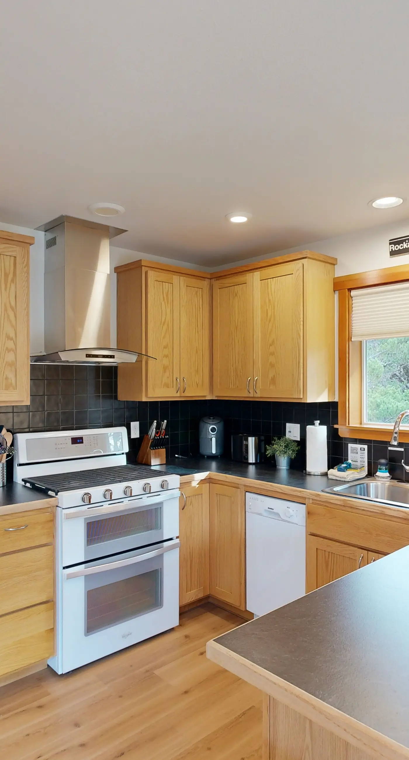 Dog friendly home close to the beach with patio BBQ and WiFi