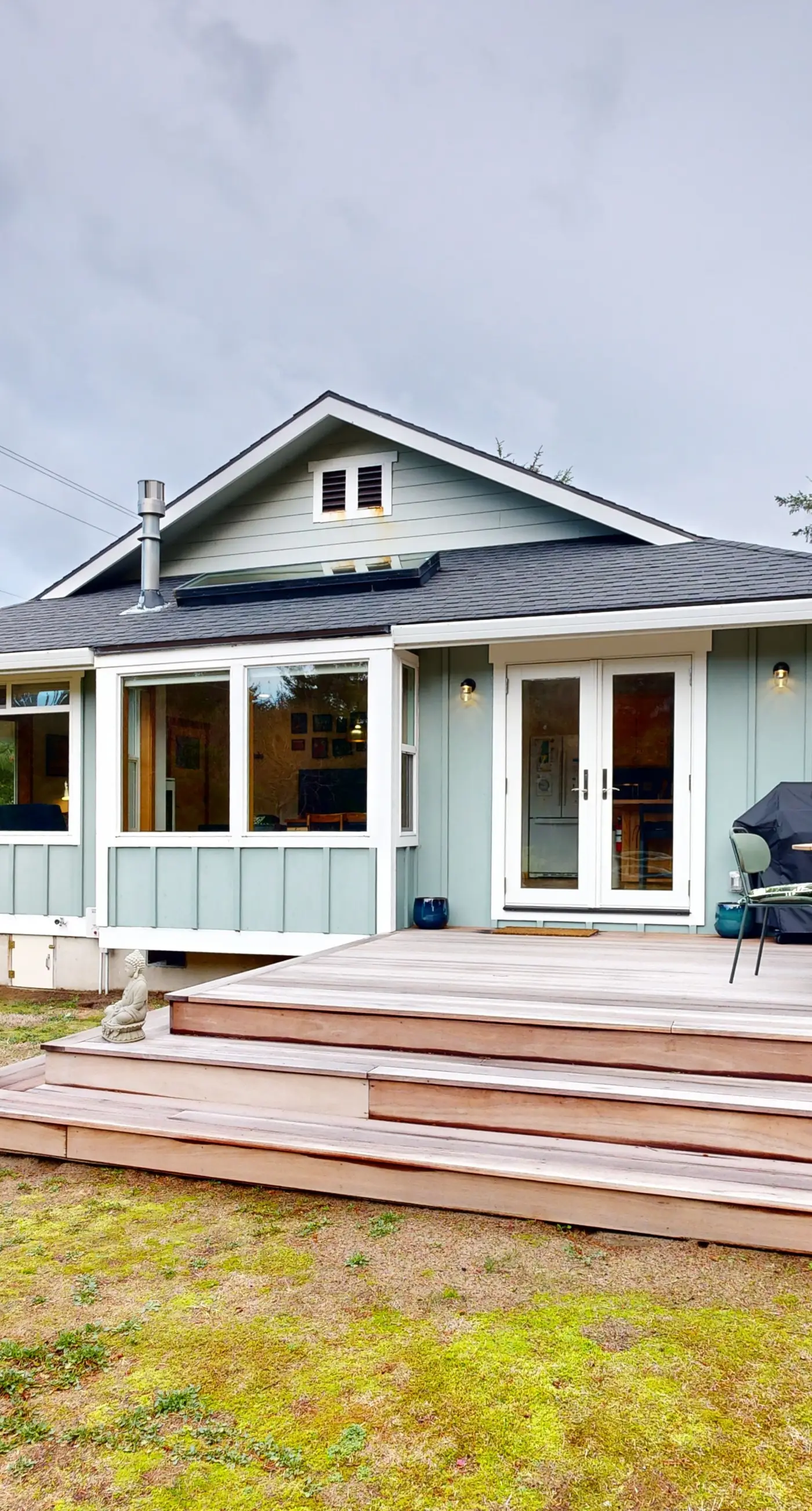 Dog friendly home close to the beach with patio BBQ and WiFi
