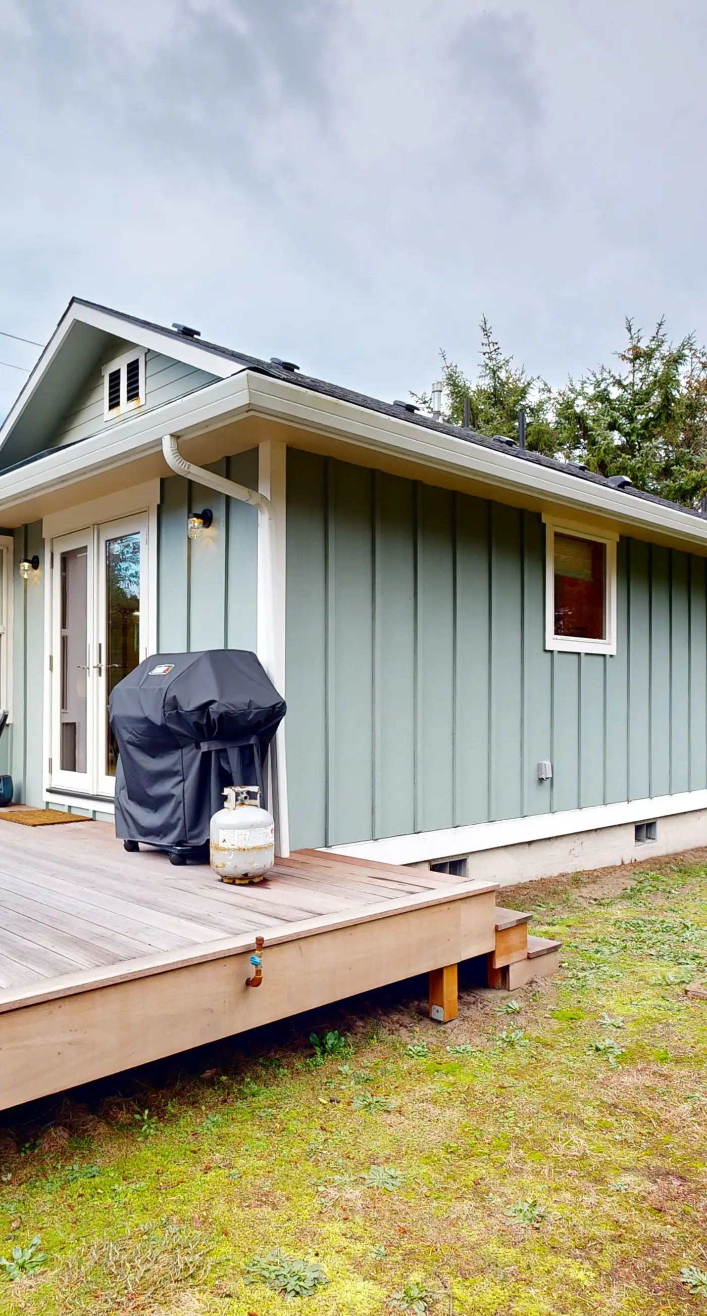 Dog friendly home close to the beach with patio BBQ and WiFi