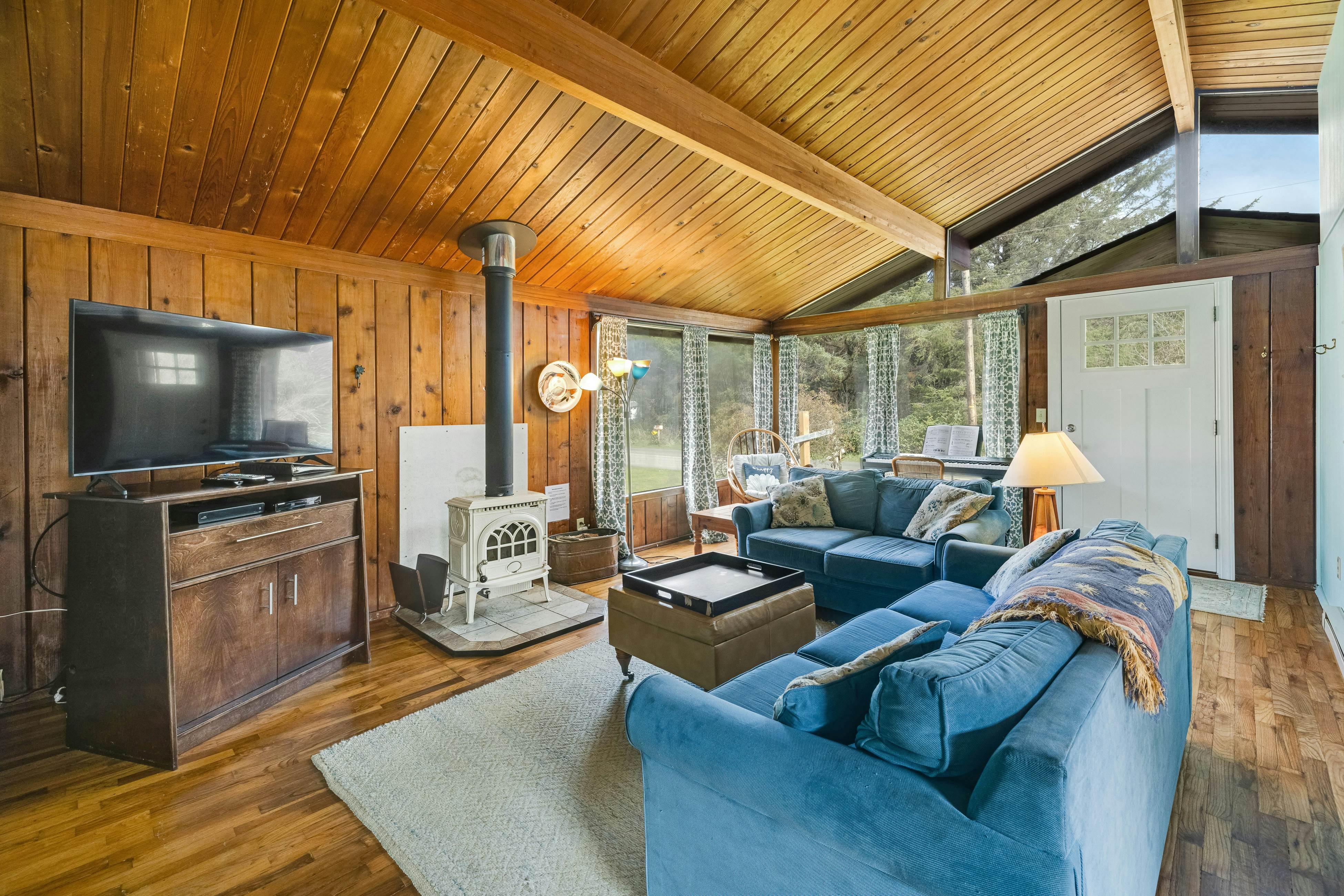 Perfect retreat a block from the beach w/ hot tub, wood stove and dog-friendly