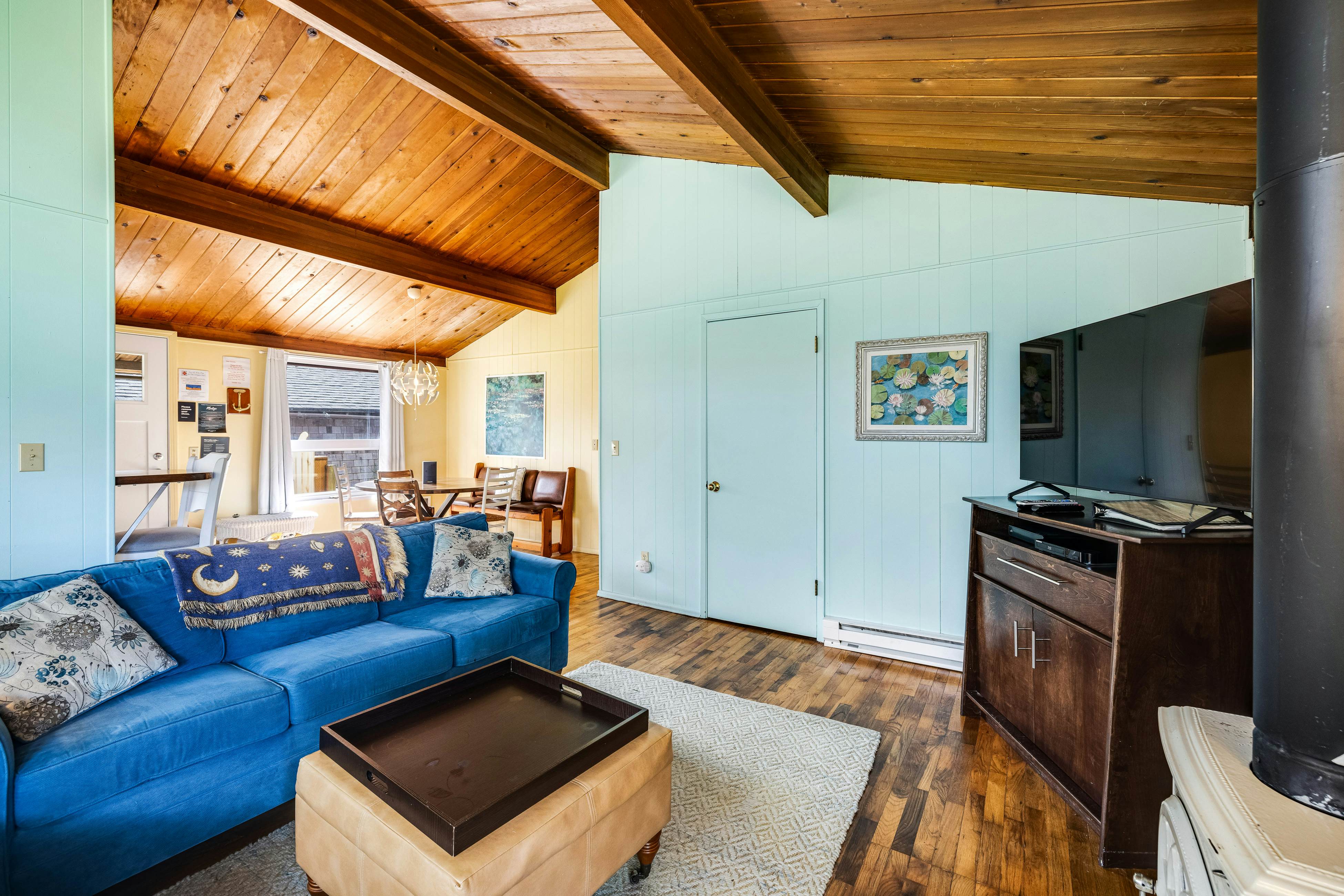 Perfect retreat a block from the beach w/ hot tub, wood stove and dog-friendly