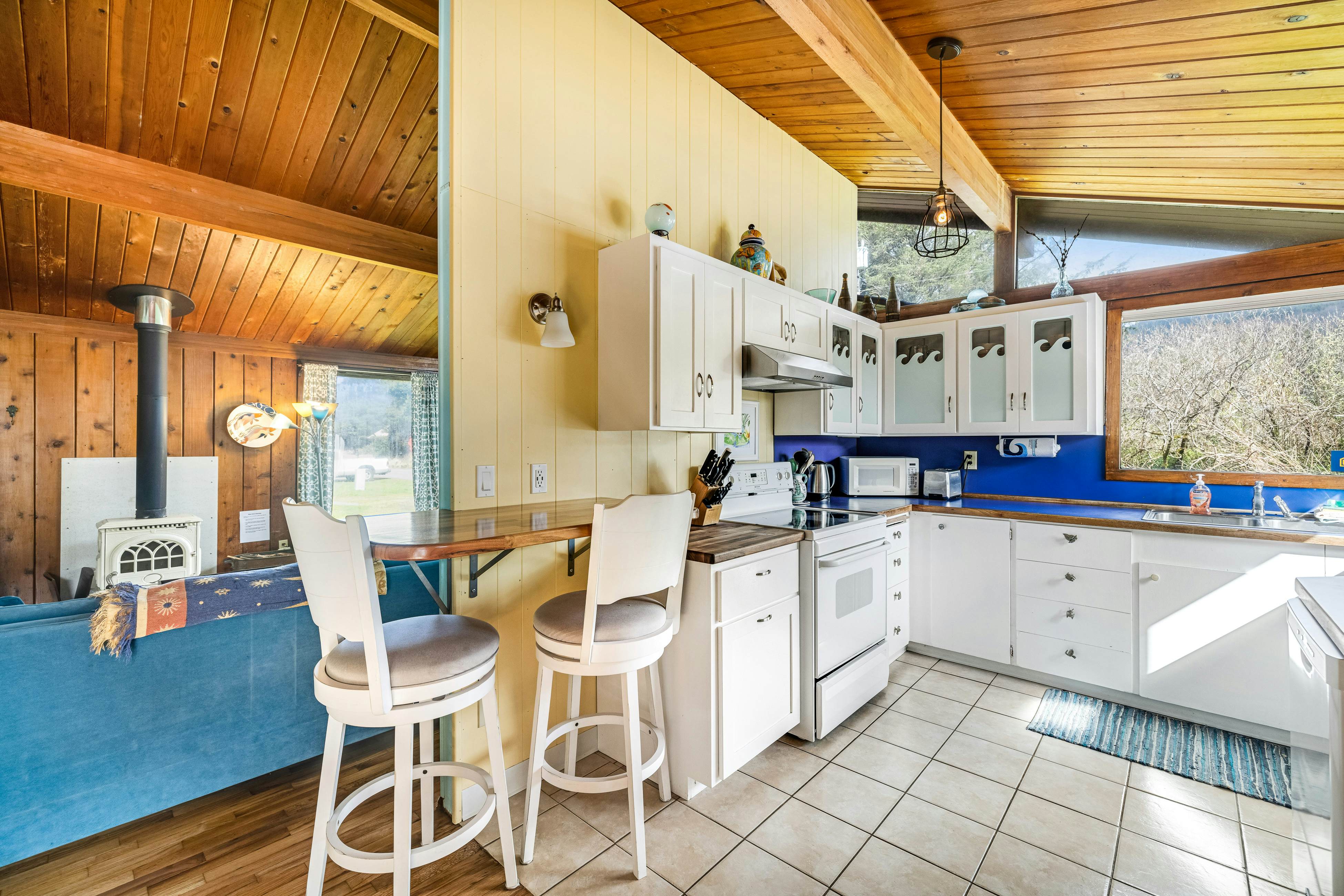 Perfect retreat a block from the beach w/ hot tub, wood stove and dog-friendly