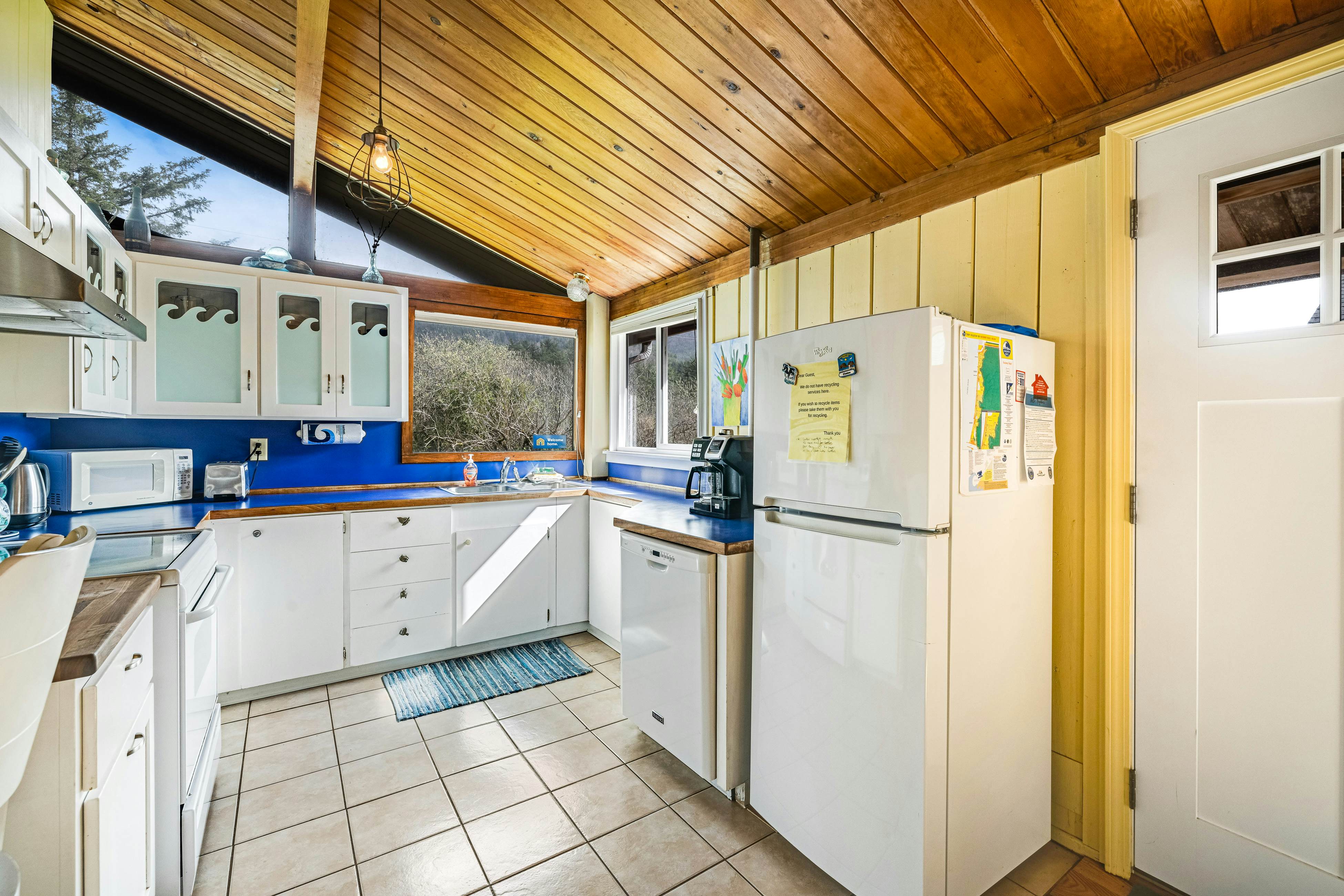 Perfect retreat a block from the beach w/ hot tub, wood stove and dog-friendly