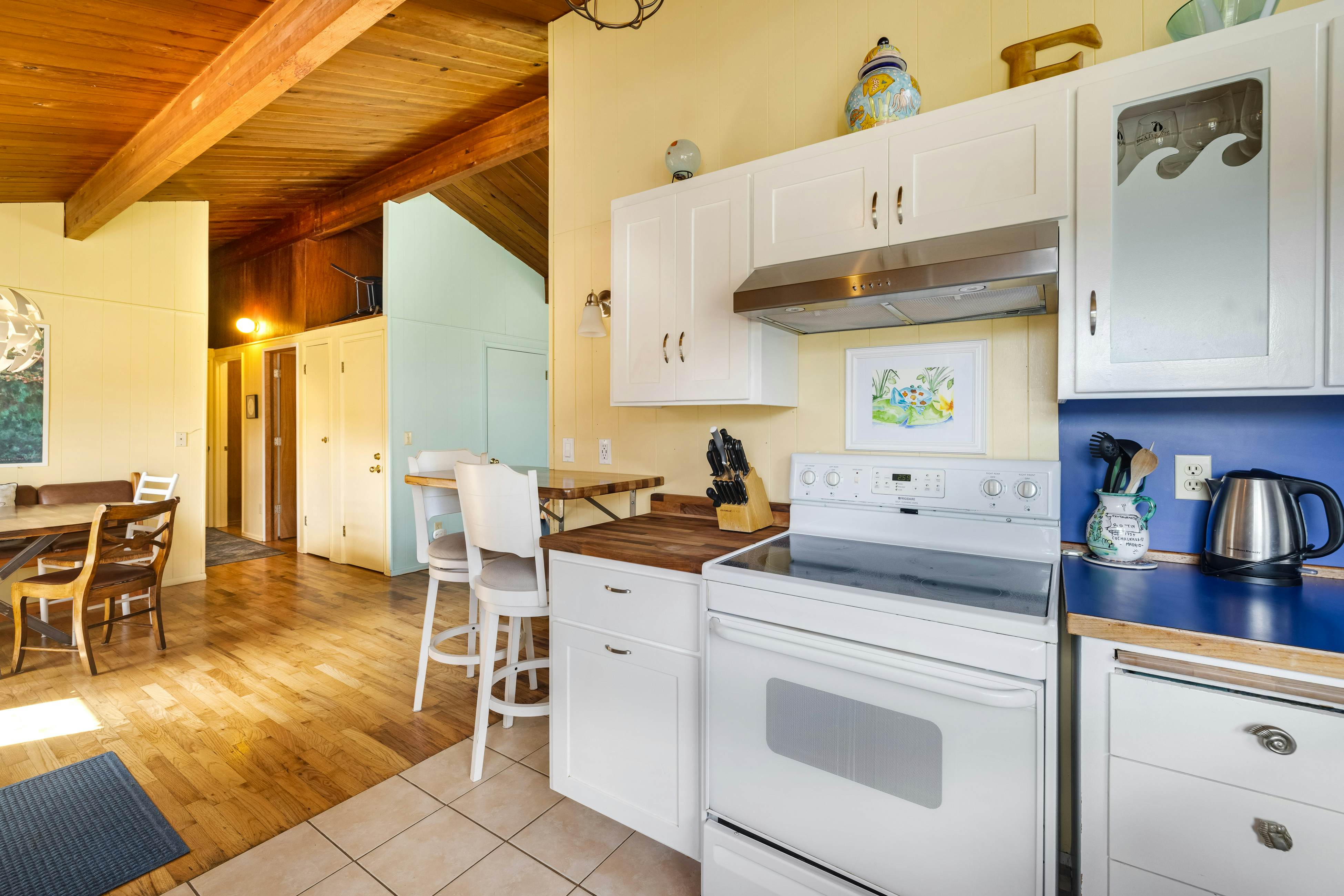 Perfect retreat a block from the beach w/ hot tub, wood stove and dog-friendly