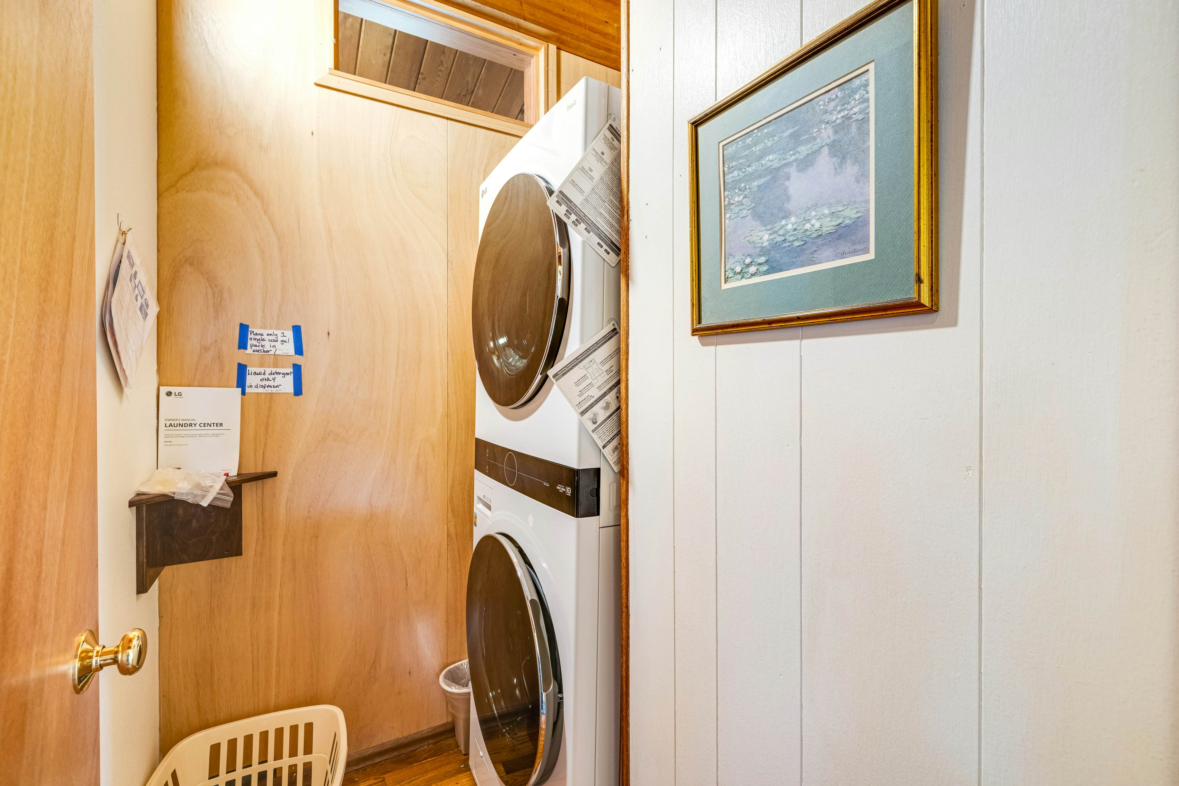 Perfect retreat a block from the beach w/ hot tub, wood stove and dog-friendly