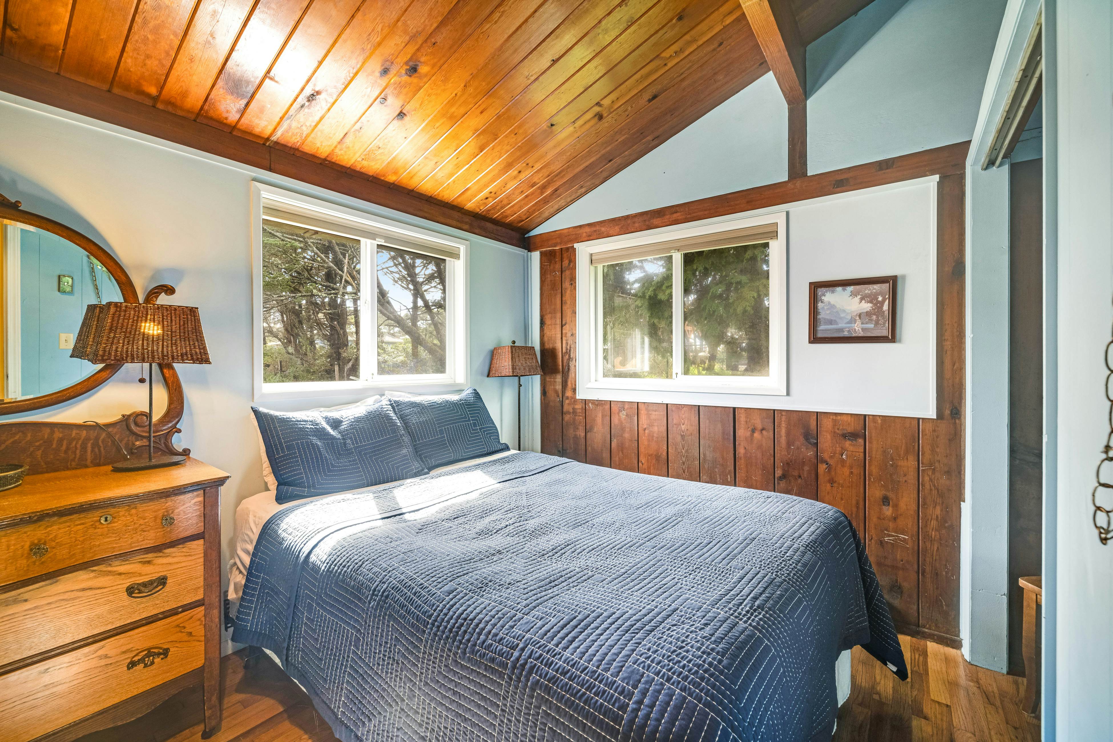 Perfect retreat a block from the beach w/ hot tub, wood stove and dog-friendly