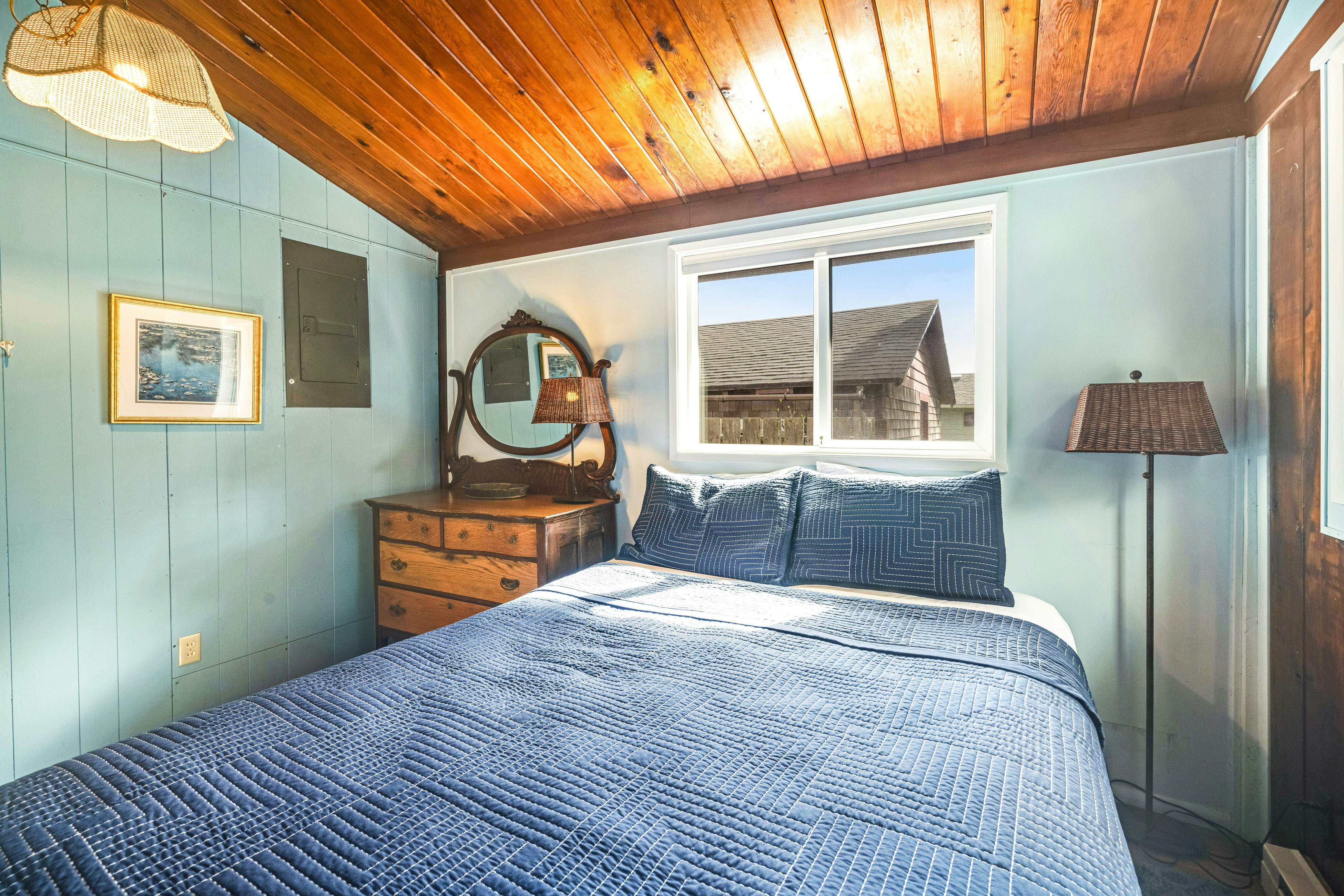 Perfect retreat a block from the beach w/ hot tub, wood stove and dog-friendly